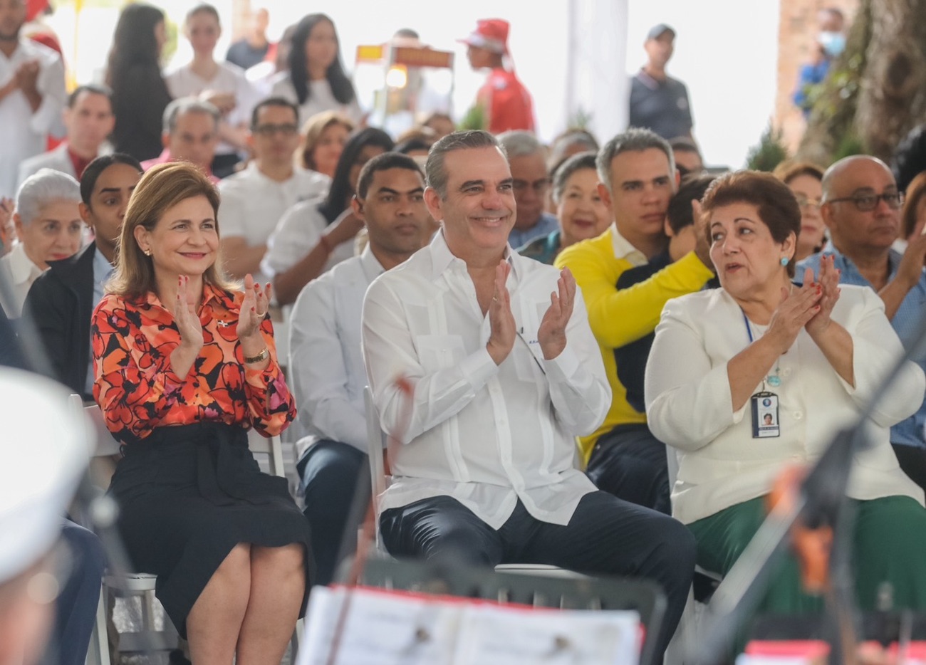 REPÚBLICA DOMINICANA: Presidente Abinader y Vicepresidenta Raquel Peña comparten con vecinos de la Casa Presidencial de Santiago