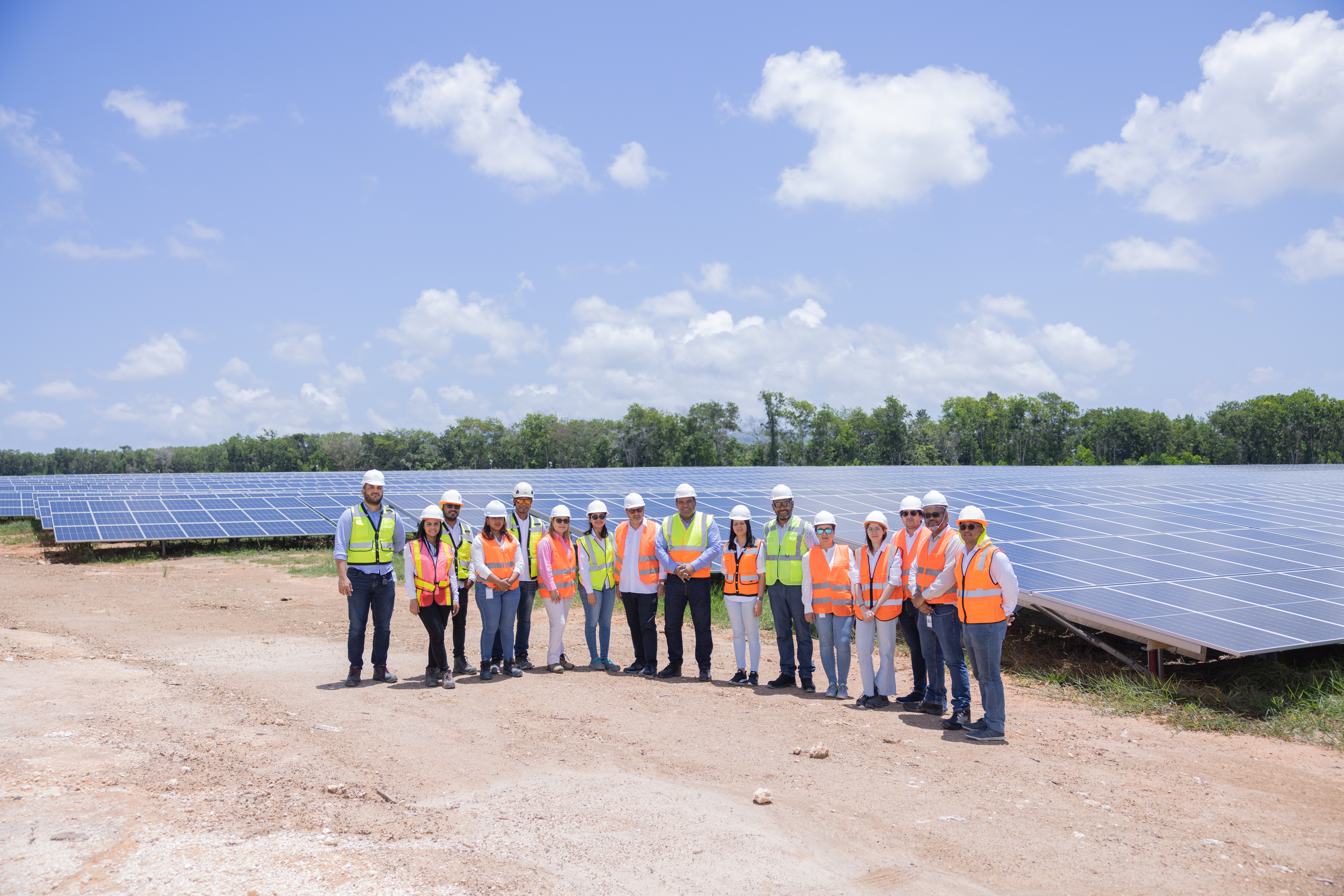 REPÚBLICA DOMINICANA: CNE supervisa avances construcción Parque Solar Fotovoltaico Matrisol que aportará 94,000 MWh al sistema energético nacional