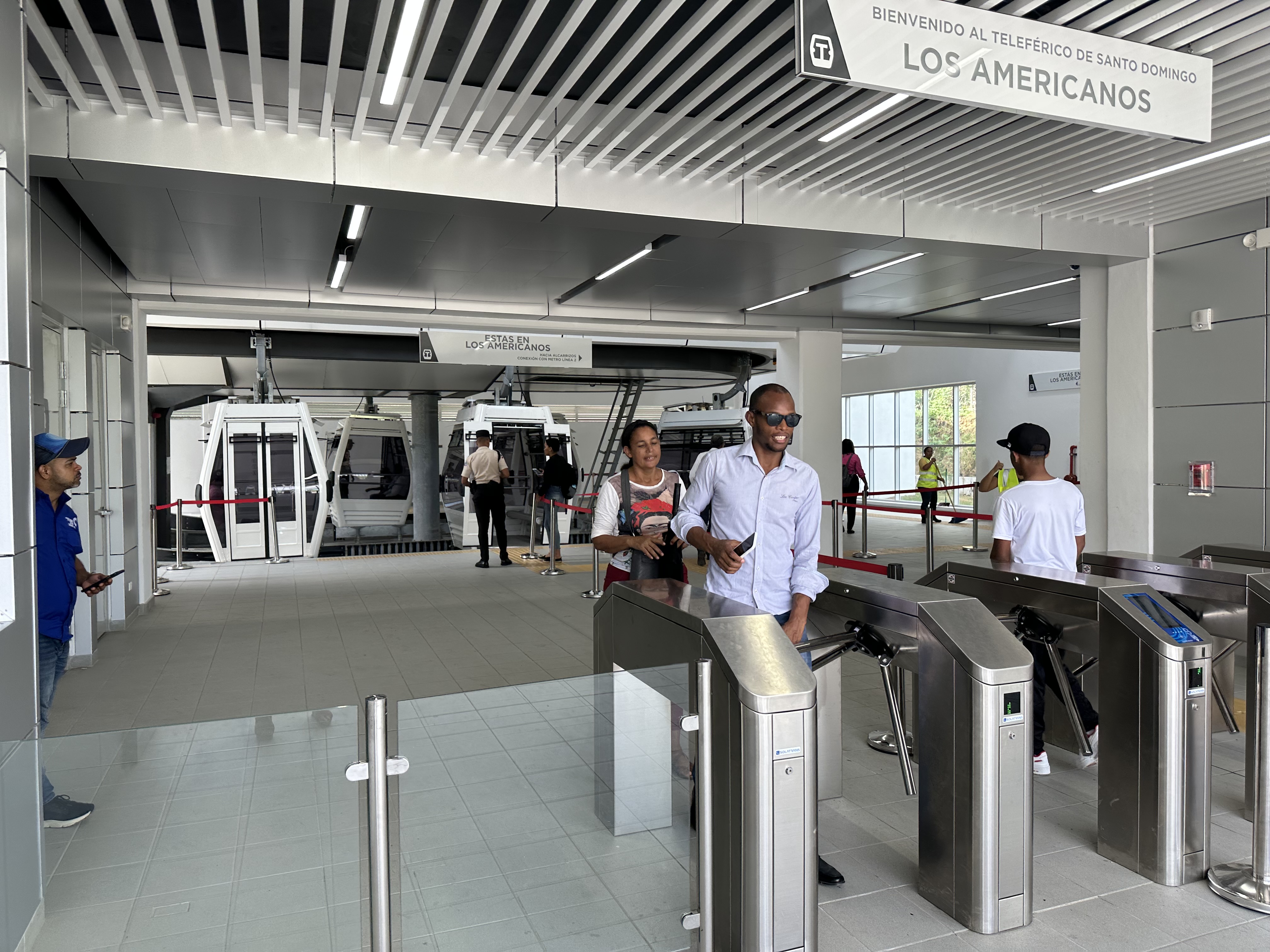 REPÚBLICA DOMINICANA: Usuarios afirman teleférico Los Alcarrizos mejora el tráfico, además de ahorrar tiempo y costo de desplazamiento