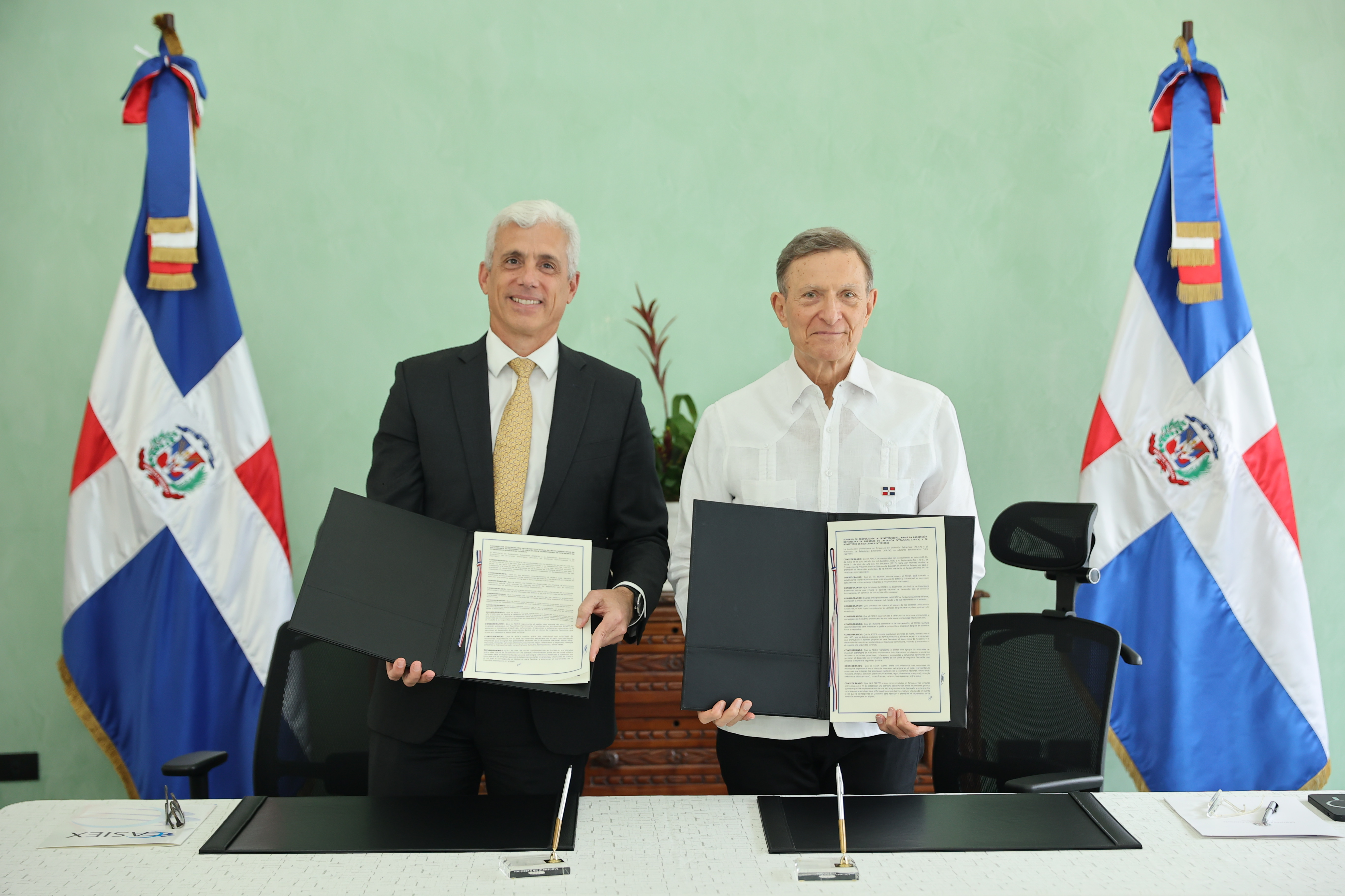 REPÚBLICA DOMINICANA: MIREX y ASIEX firman acuerdo para potenciar las inversiones extranjeras en el país