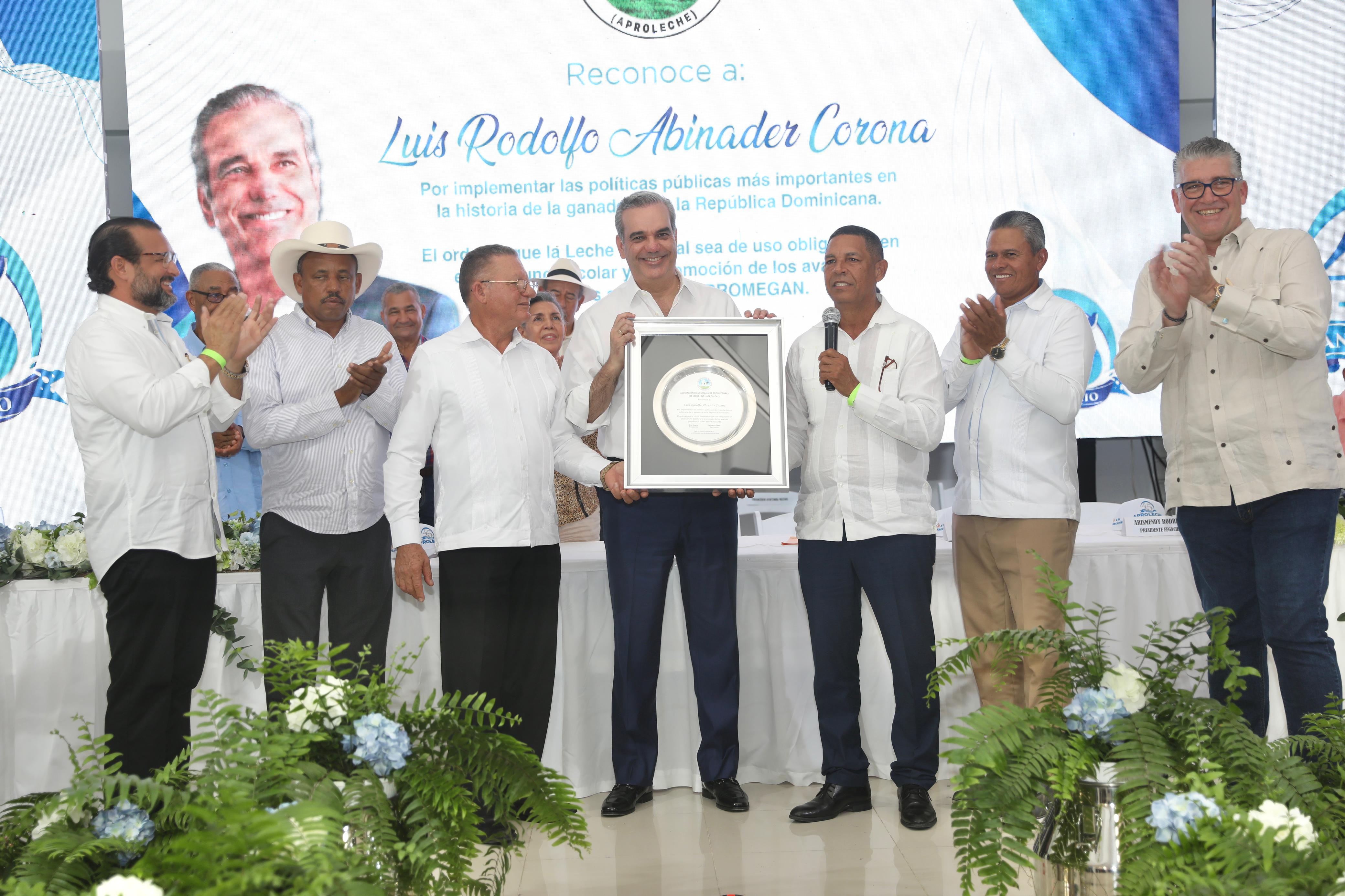REPÚBLICA DOMINICANA: Productores de leche del país entregan reconocimiento al presidente Abinader por implementar las políticas públicas más importantes en la historia de ...