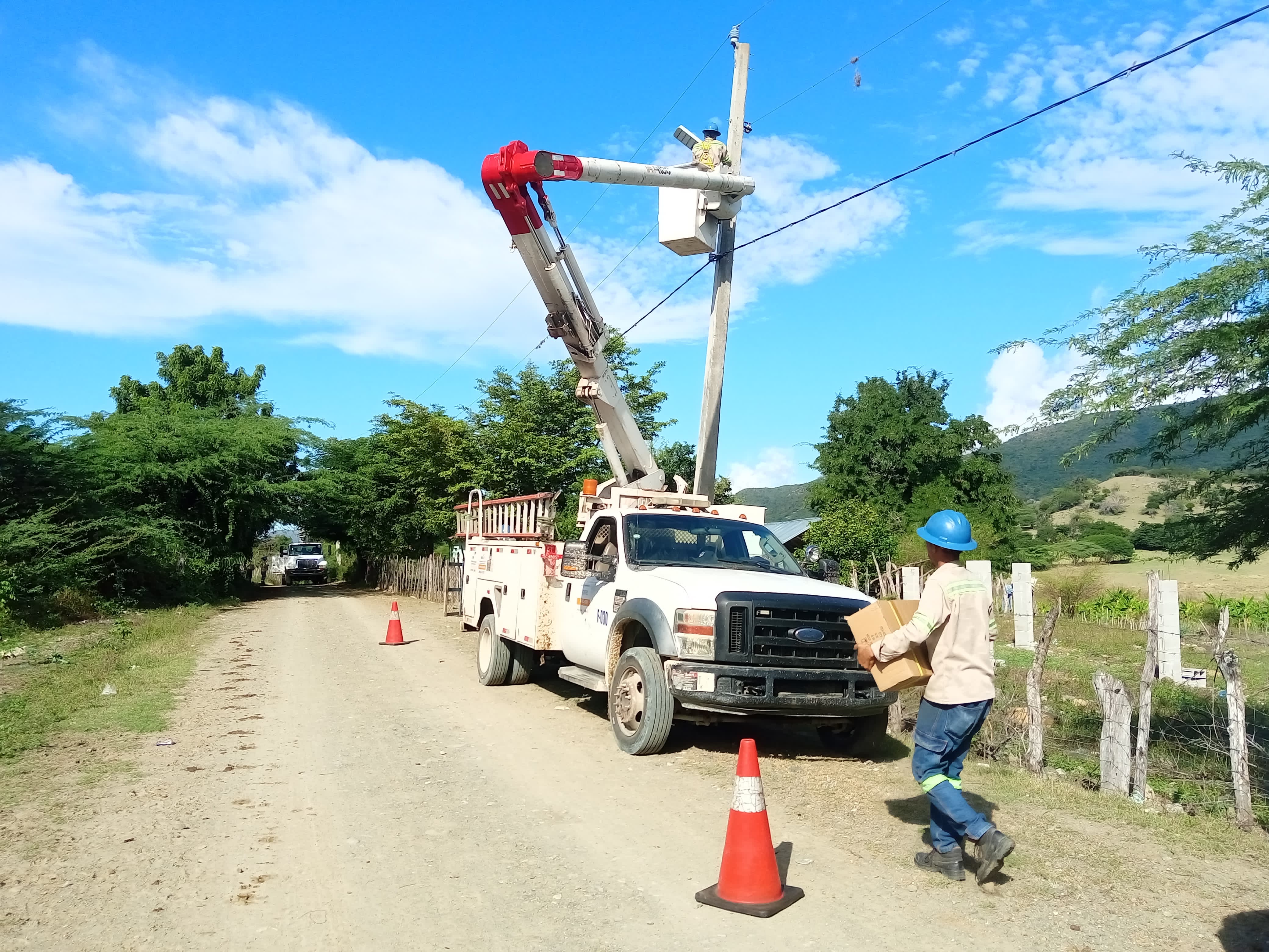 REPÚBLICA DOMINICANA: Edesur instala casi 500 nuevas luminarias tipo led en barrios y comunidades de San Juan