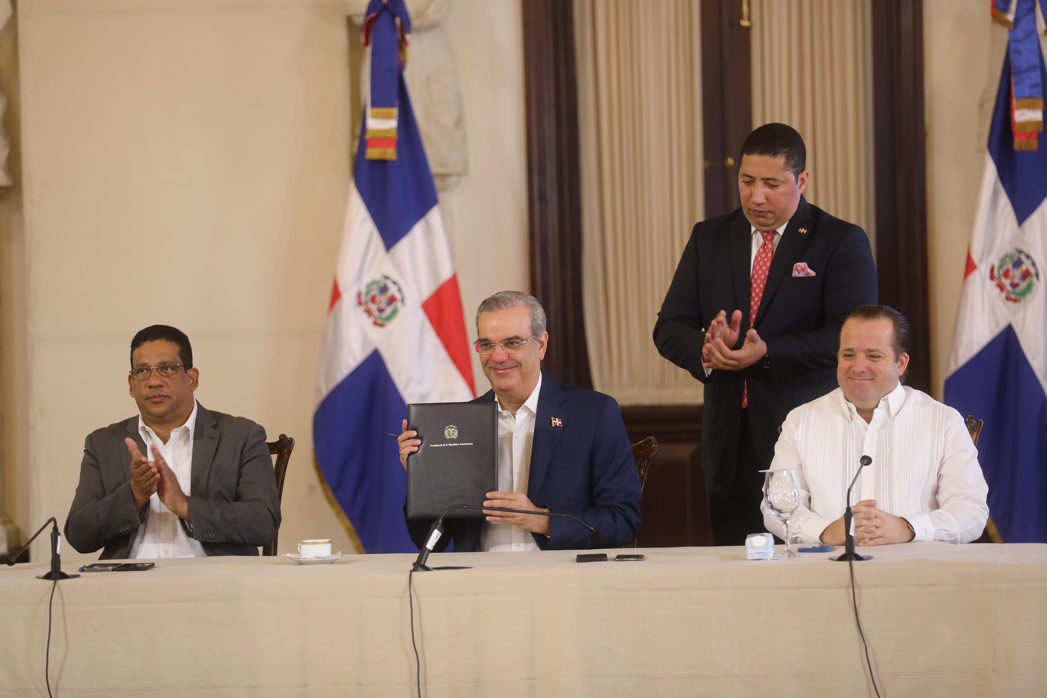 REPÚBLICA DOMINICANA: Presidente Abinader promulga Decreto 1-24 que regula la publicidad oficial