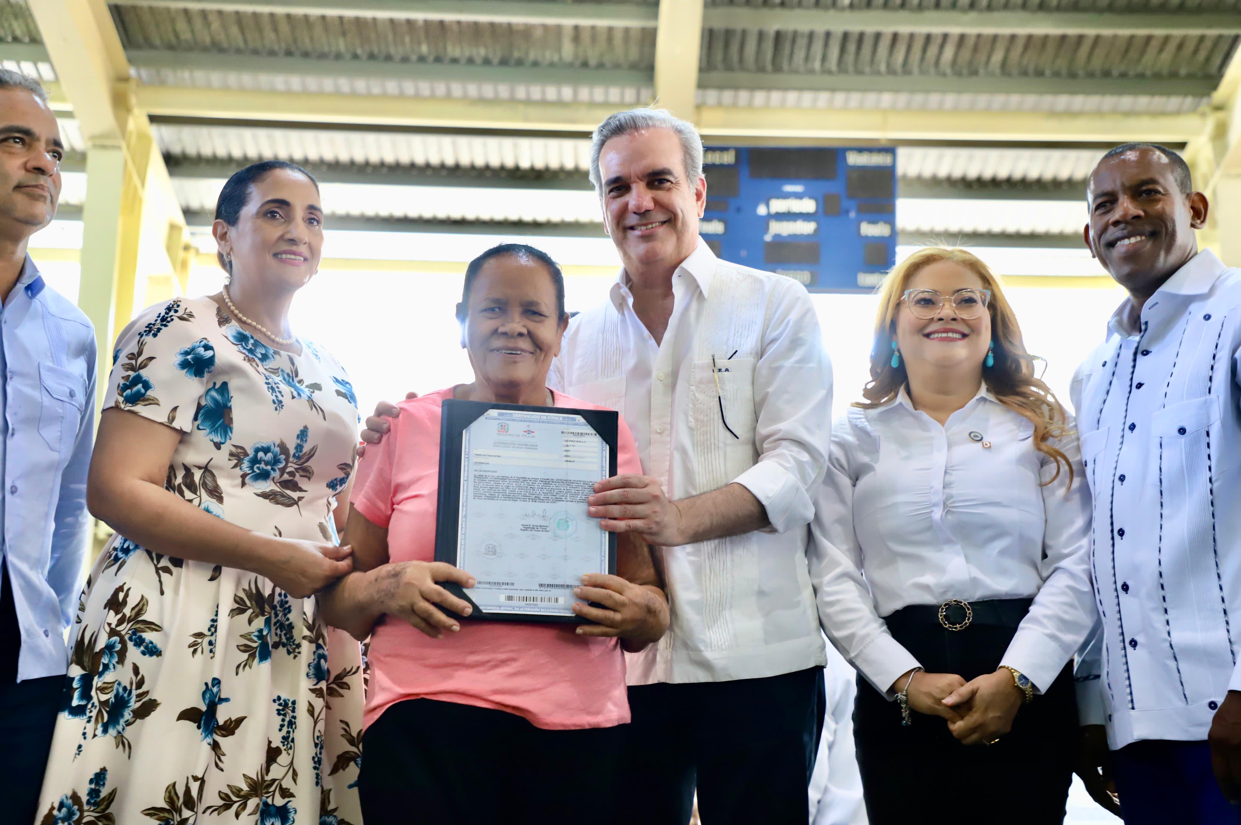 REPÚBLICA DOMINICANA: Presidente Abinader inicia 2024 entregando 800 títulos de un total de 1,456 que benefician más de 5 mil personas en Azua