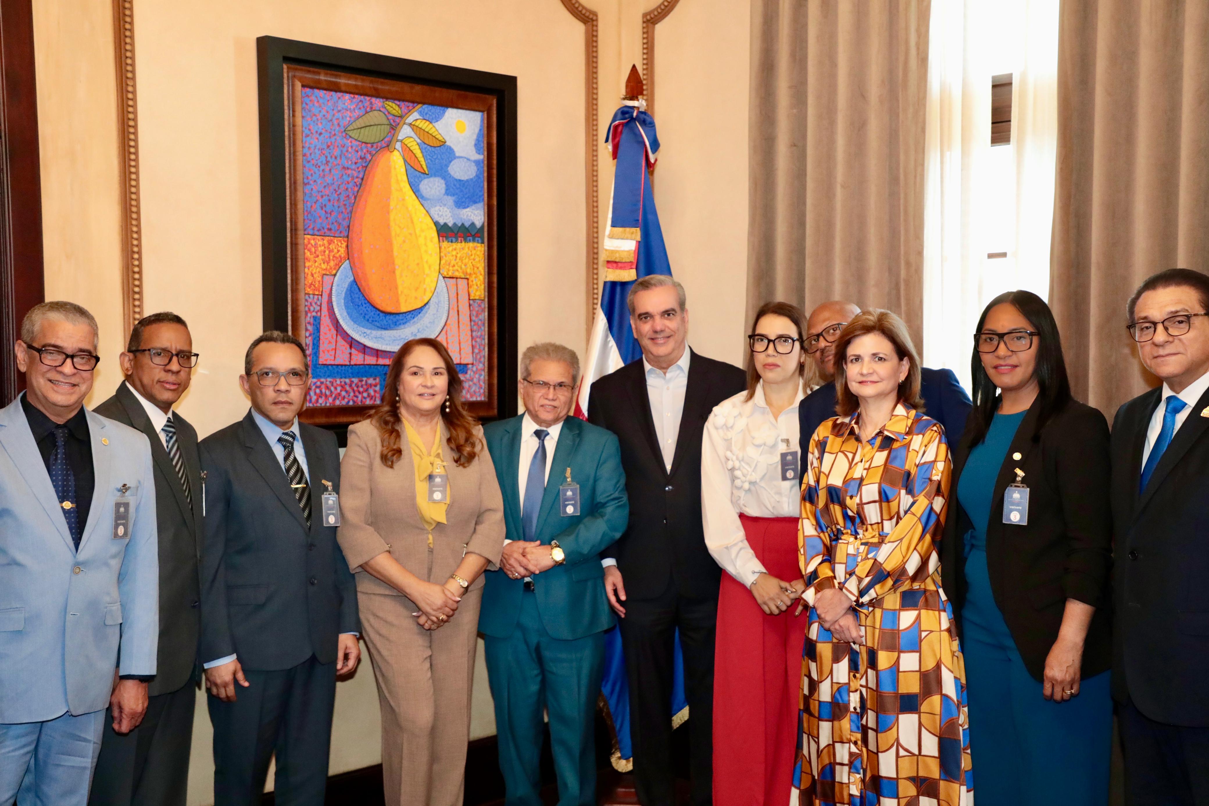 REPÚBLICA DOMINICANA: Presidente Abinader se reúne en el Palacio Nacional con comisión del Colegio Médico Dominicano