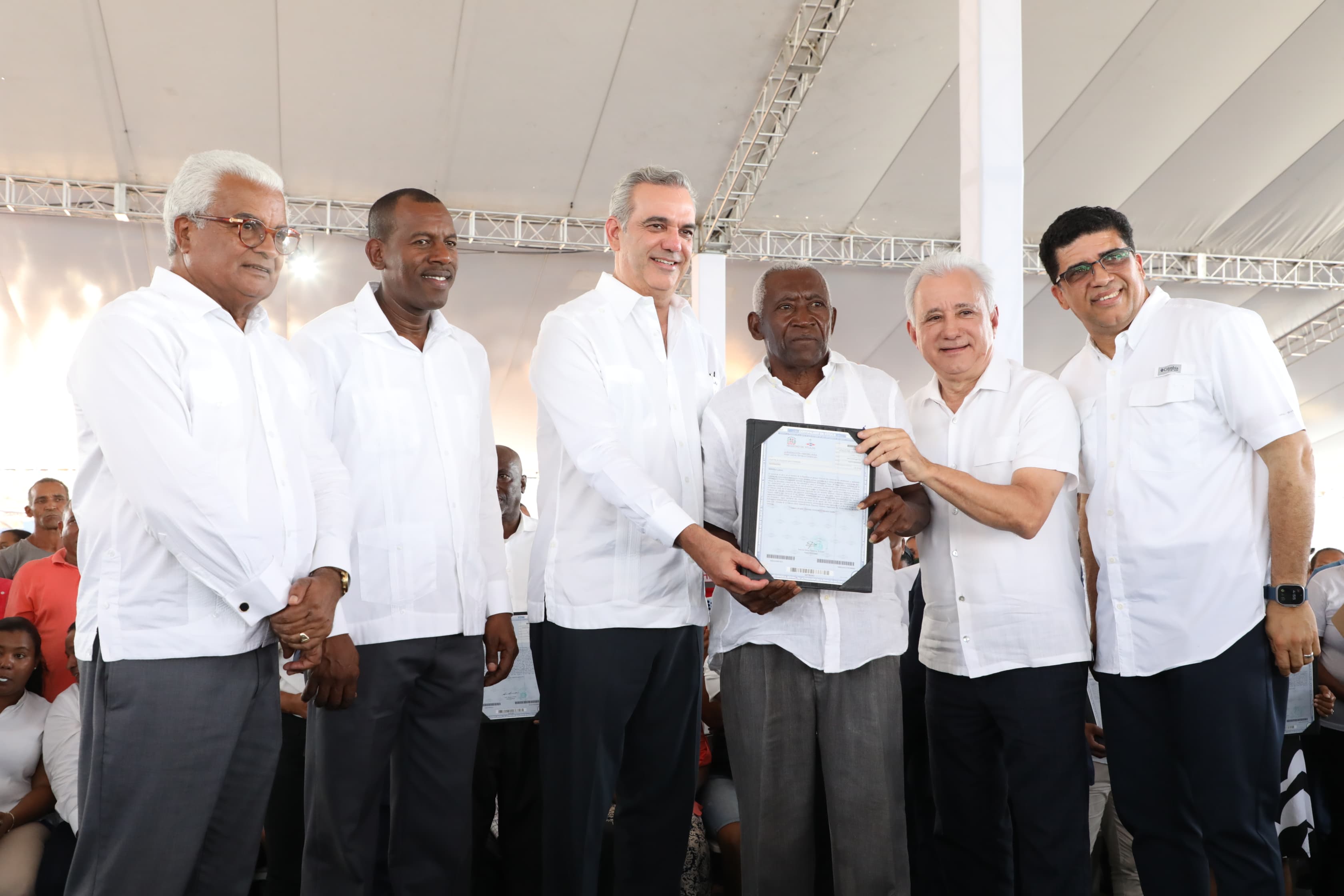 REPÚBLICA DOMINICANA: Presidente Abinader entrega 1,130 títulos más en El Tamarindo, Santo Domingo Este, ya son 5,381 los entregados en este sector