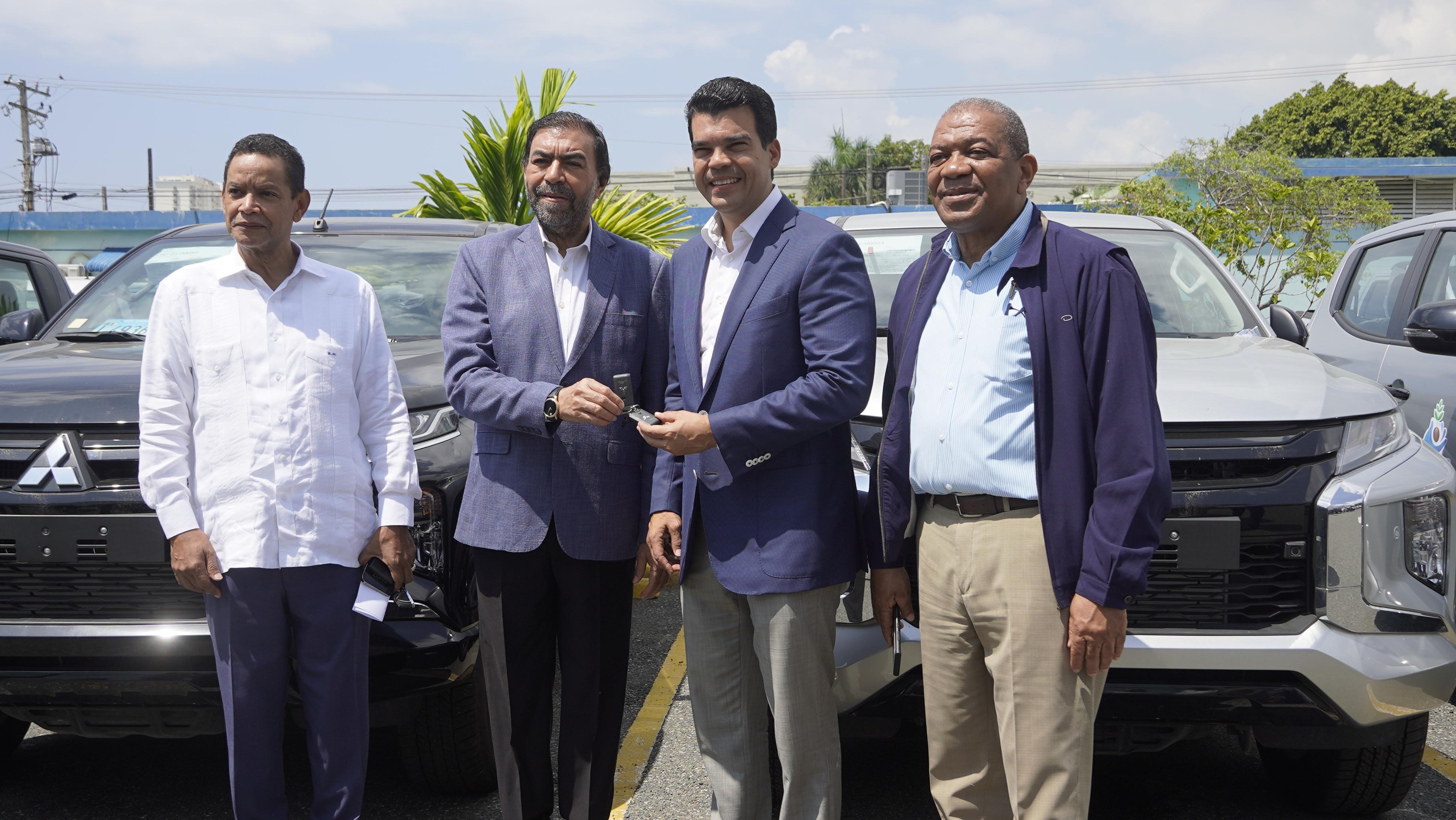 REPÚBLICA DOMINICANA: Indrhi entrega 76 vehículos a Medio Ambiente, Agricultura e Inapa; son consignados al proyecto Pargirh