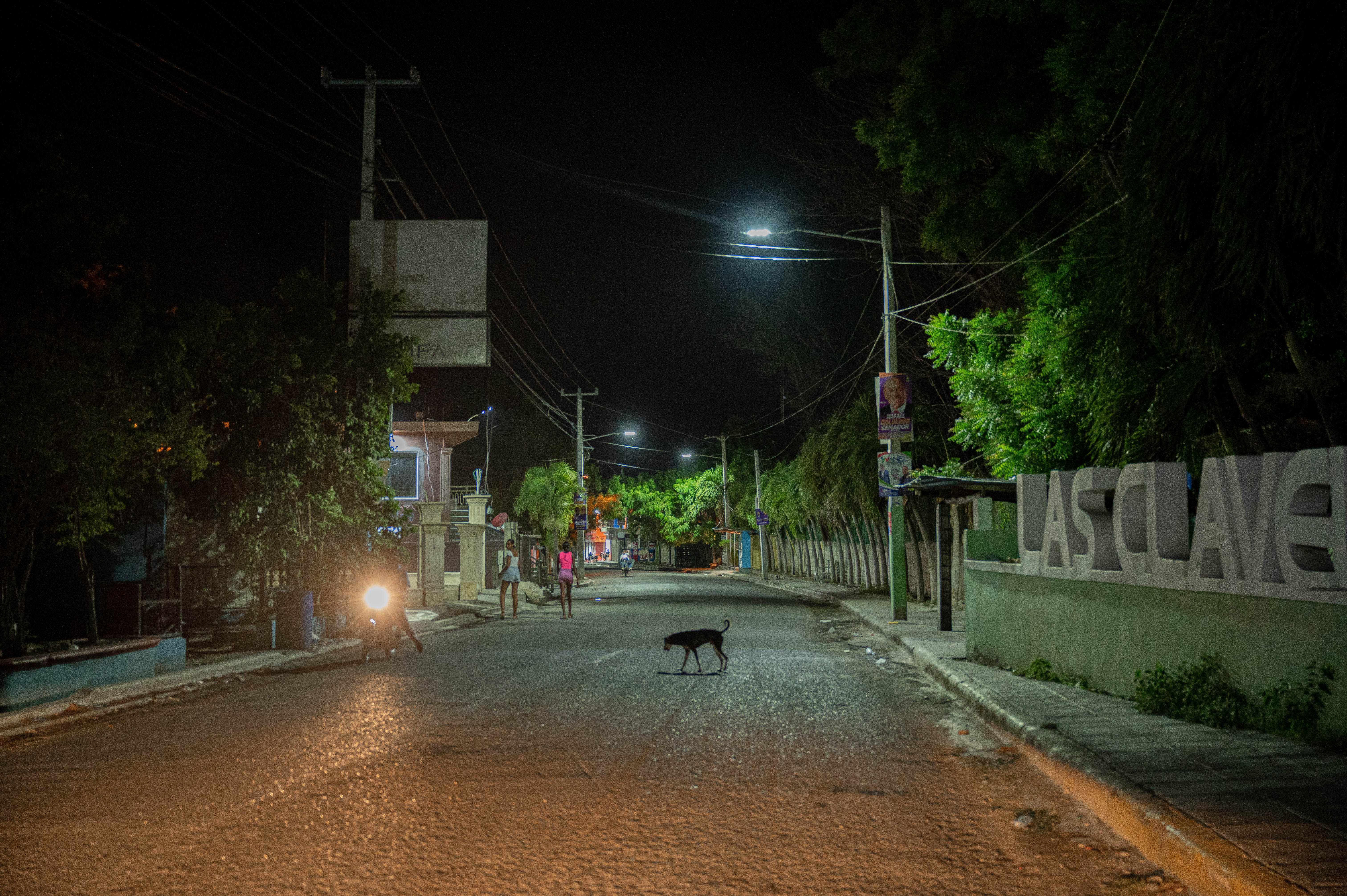 REPÚBLICA DOMINICANA: Edesur ilumina el distrito municipal Las Clavellinas y la comunidad de Los Tramojos en Azua
