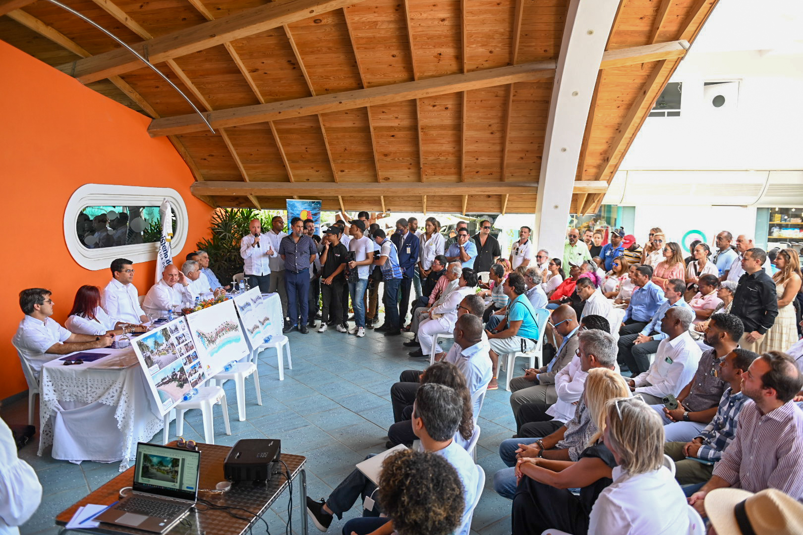 Ministro de Turismo presenta diseño de lo que será el Pueblo de los  Pescadores en Las Terrenas | Presidencia de la República Dominicana