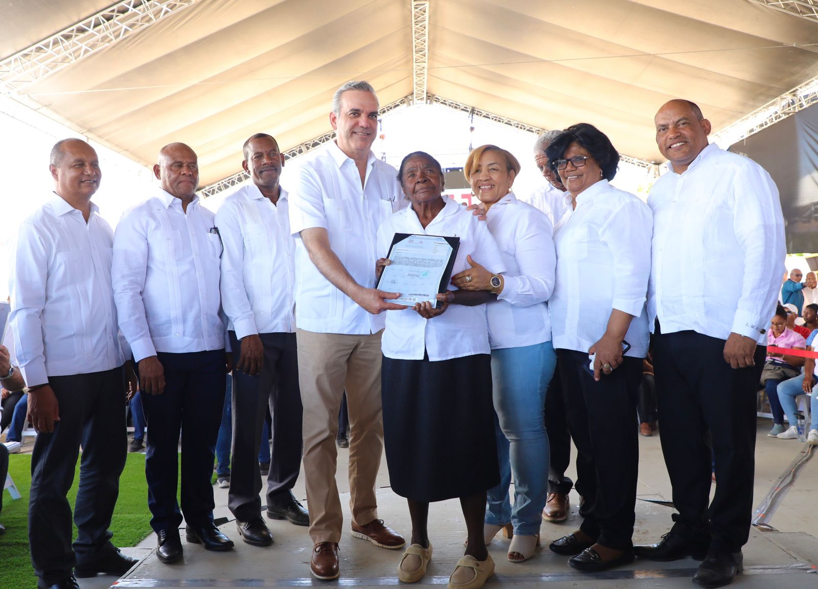 Presidente Abinader entrega en Tamayo 923 títulos de propiedad que  benefician a más de 3,692 personas | Presidencia de la República Dominicana