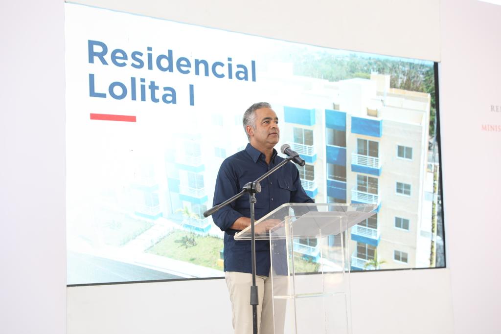 Joel Santos,  ministro de la Presidencia, en la entrega de apartamentos.