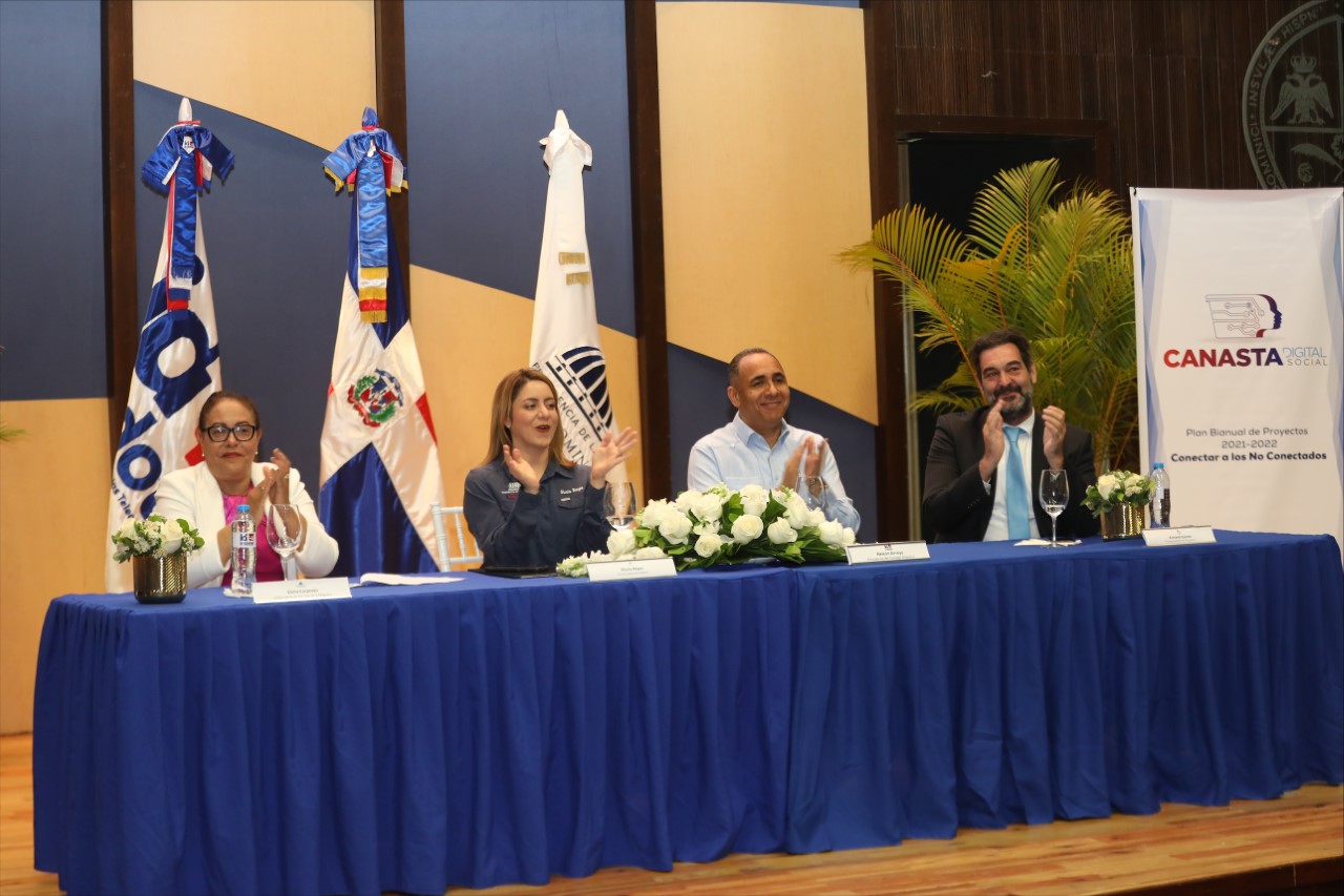Gobierno entrega “Canasta Digital Social” a 2,000 mujeres beneficiarias del programa SUPÉRATE | Presidencia de la República Dominicana