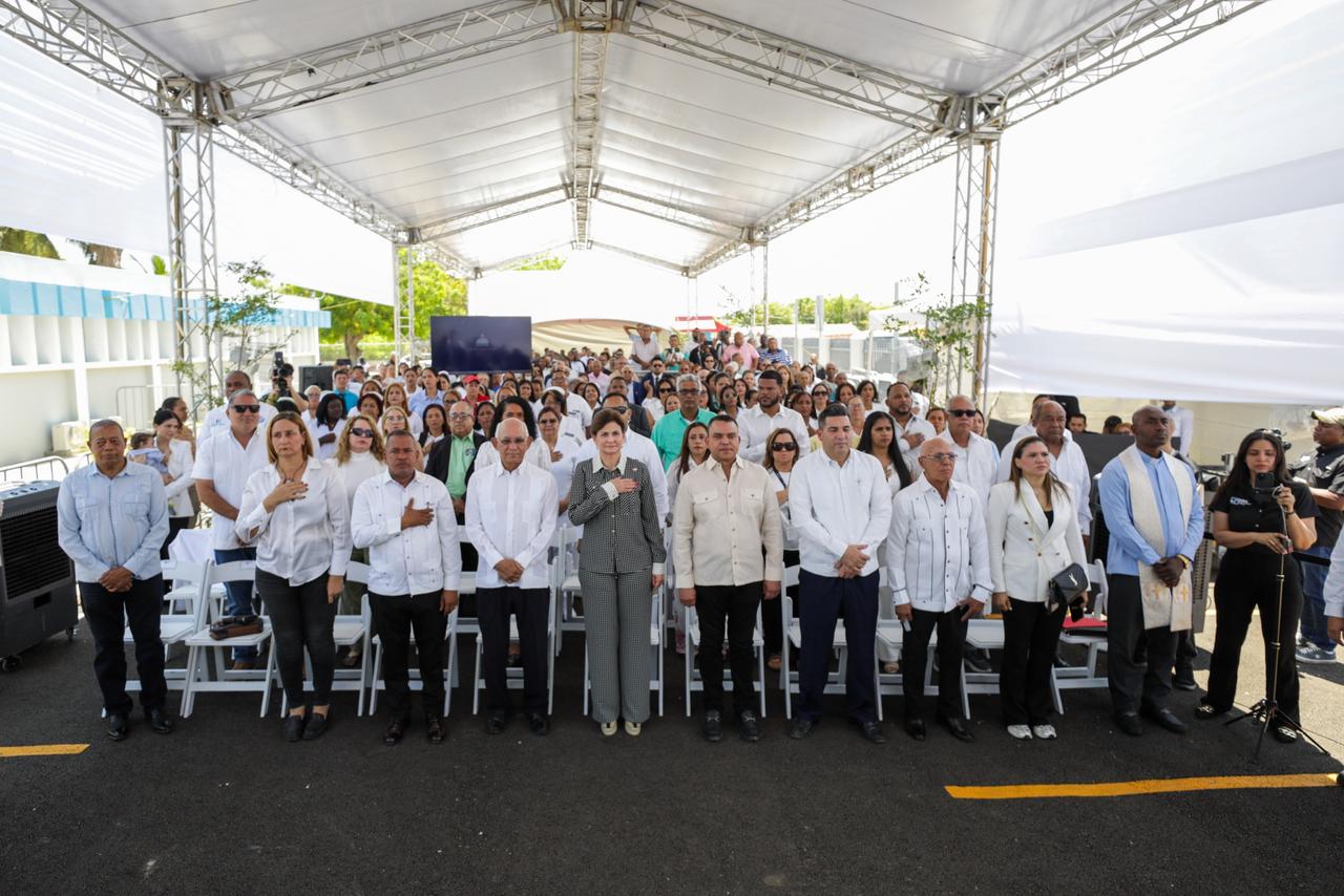 Vicepresidenta Raquel Peña y director del SNS entregan renovado hospital municipal de Castañuelas