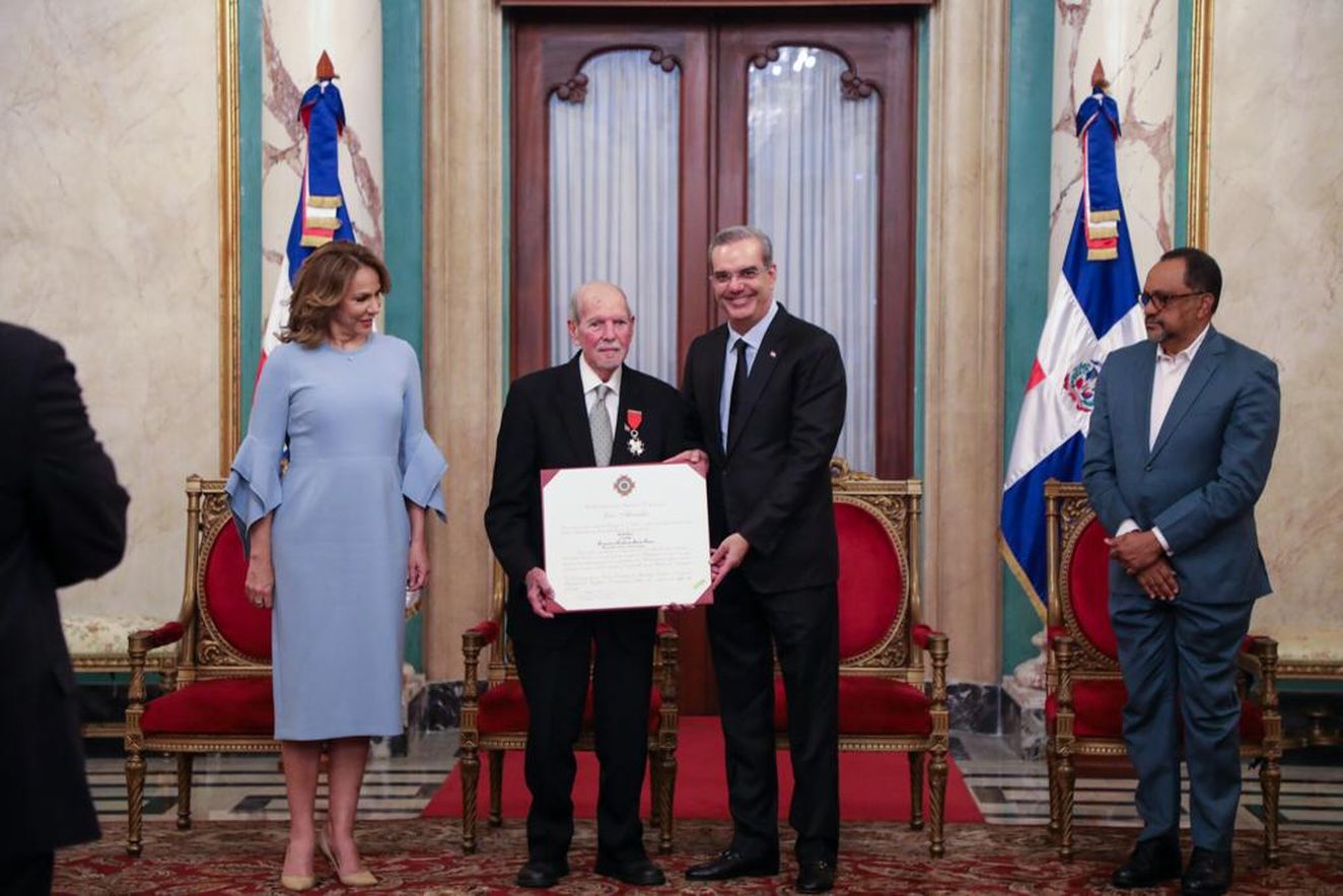 Presidente Abinader condecora a Guillo Carias con la Orden Heráldica de Cristóbal Colón en el Grado de Caballero | Presidencia de la República Dominicana