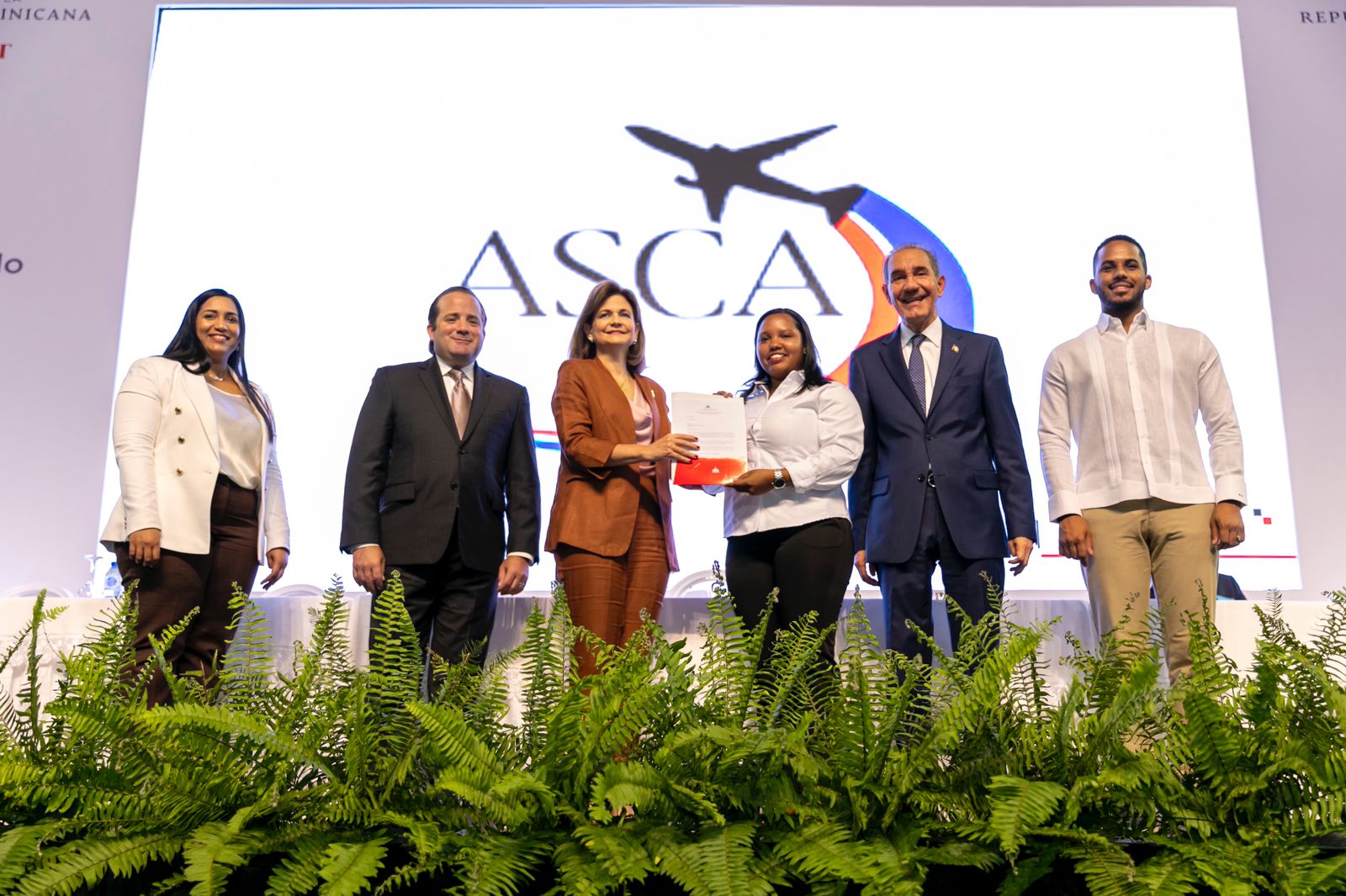 Vice President Raquel Peña presided over the award ceremony for 10,000 national and international scholarships for young people from around the country