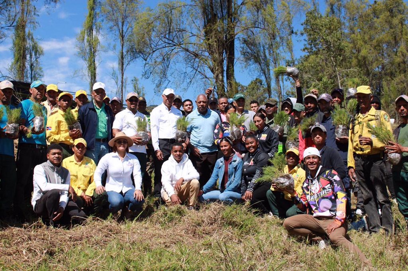 The Ministry of Environment holds an afforestation day with students from Constanza and the Academy of Sciences