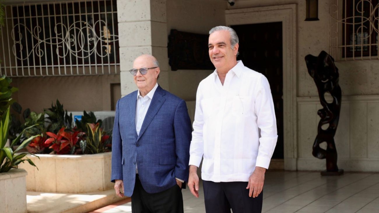 Presidente Abinader junto a Hipolito Mejia