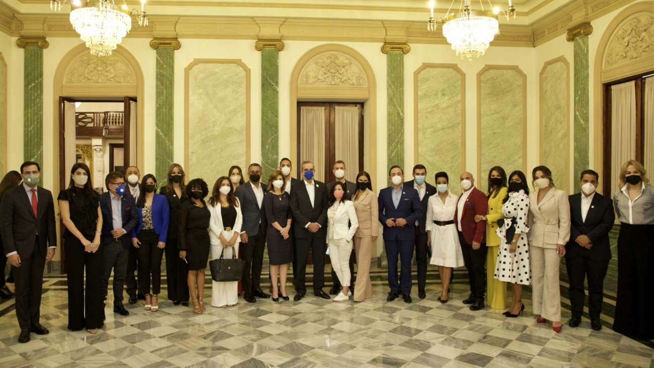 Luis Abinader junto a comunicadores 