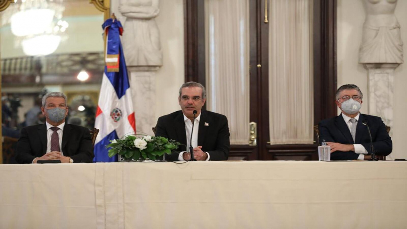 Luis Abinader y Roberto Santana