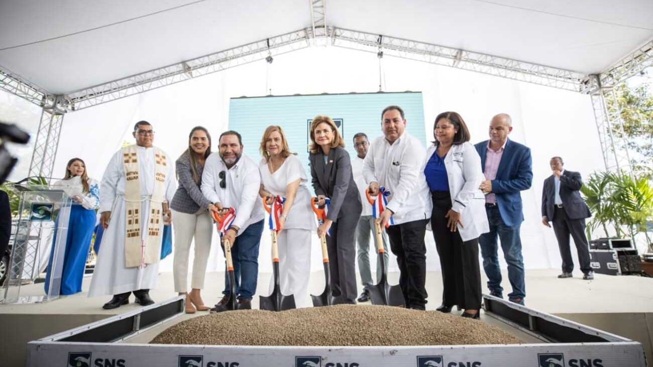 Vicepresidenta deja iniciados trabajos de remozamiento del Hospital Armida García en La Vega