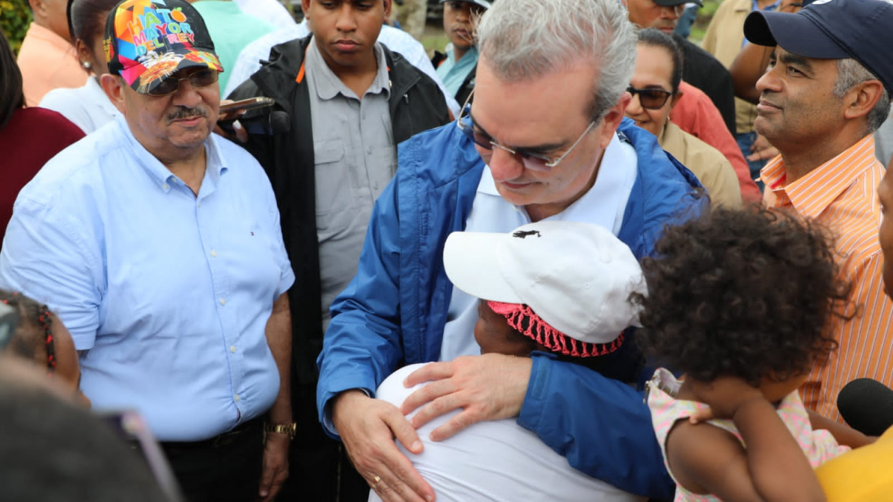 Presidente Abinader brinda apoyo a familias afectadas por huracán Fiona en El Seibo y Hato Mayor; instruye a funcionarios trabajar con rapidez | Presidencia de la República Dominicana
