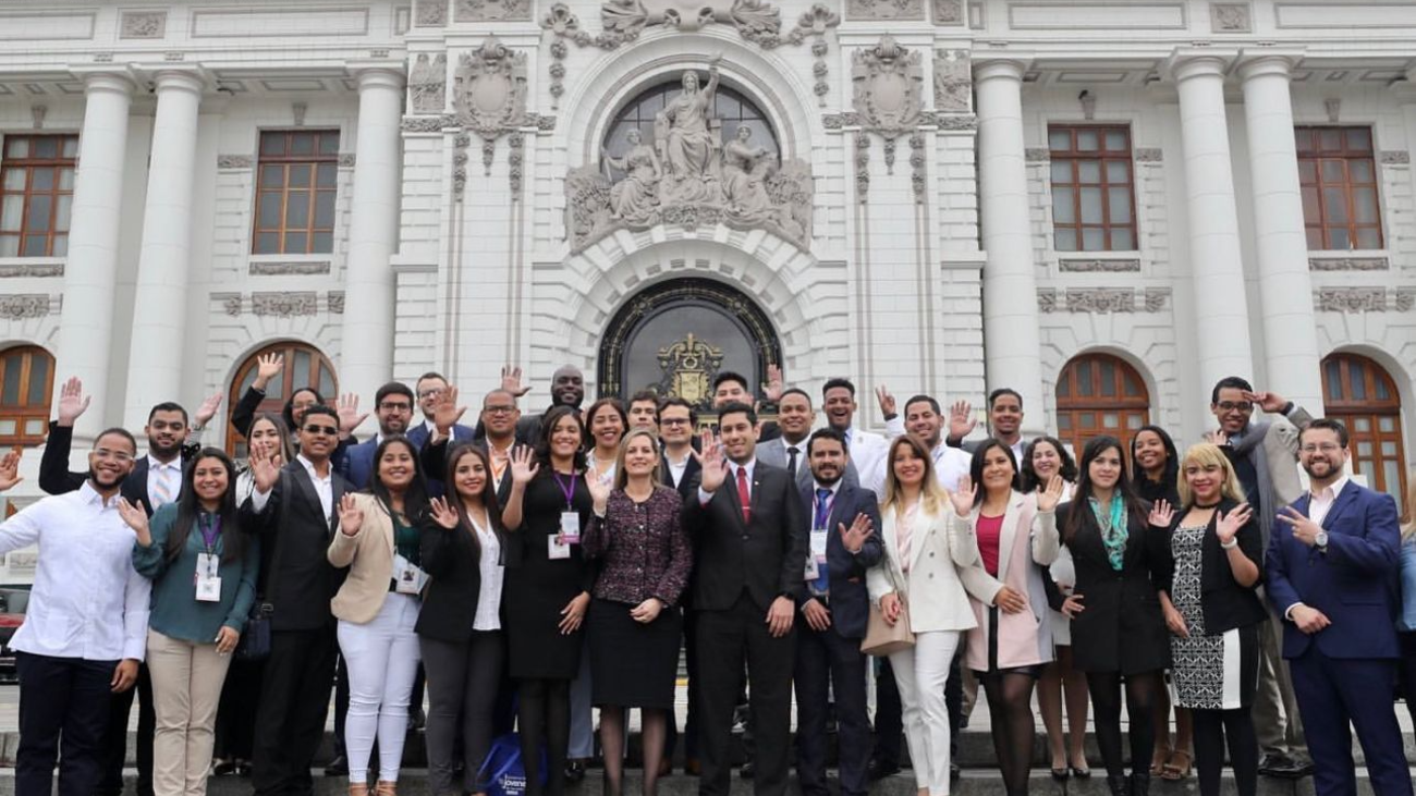 Delegación MINERD en Perú