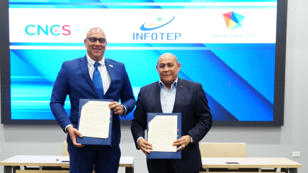 Rafael Santos Badía, director general del INFOTEP y Juan Gabriel Gautreaux, director ejecutivo del CNCS firmaron un acuerdo de colaboración interinstitucional