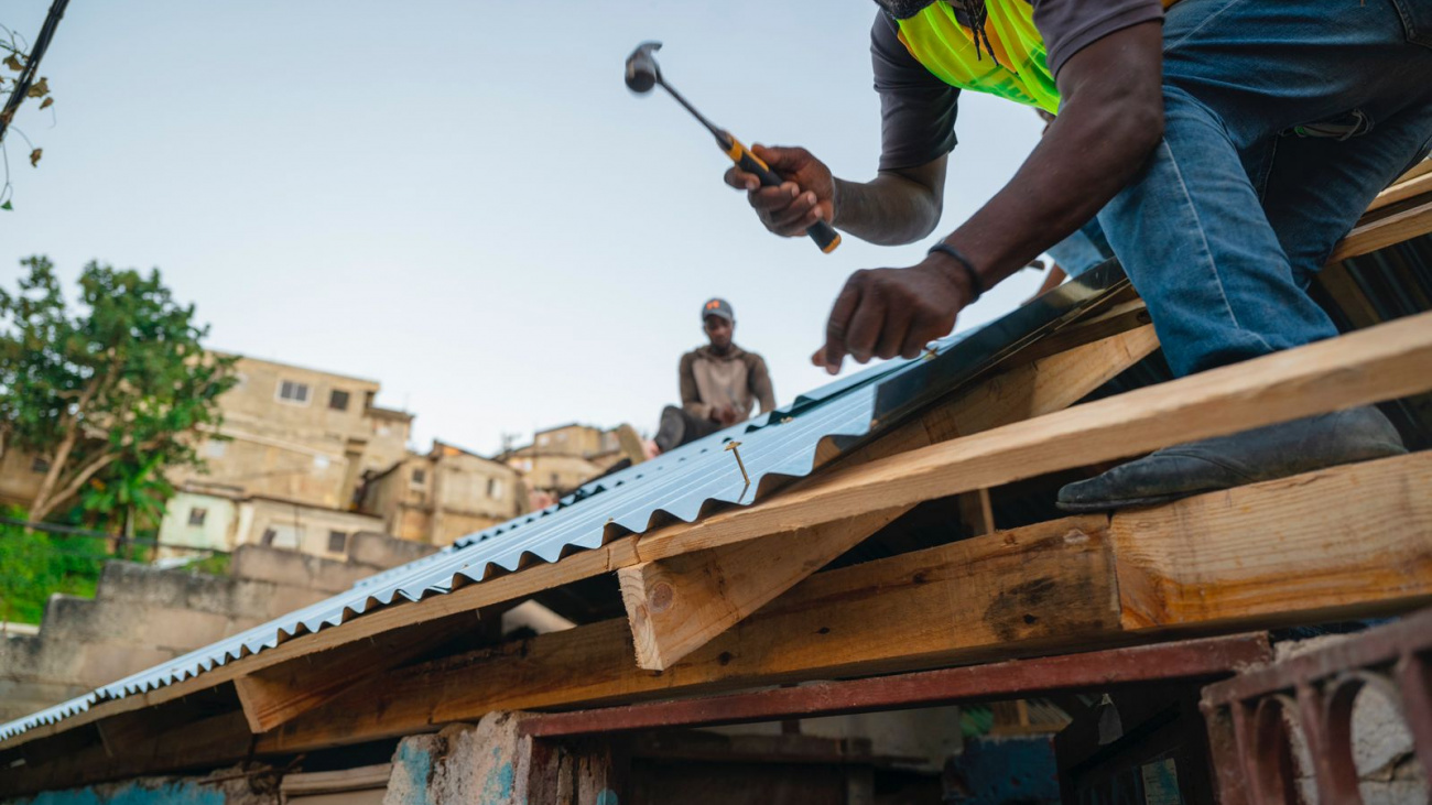Gobierno repara techos de viviendas 
