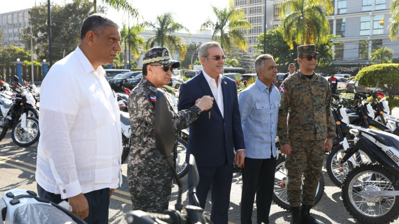 Presidente Abinader entrega 130 motocicletas