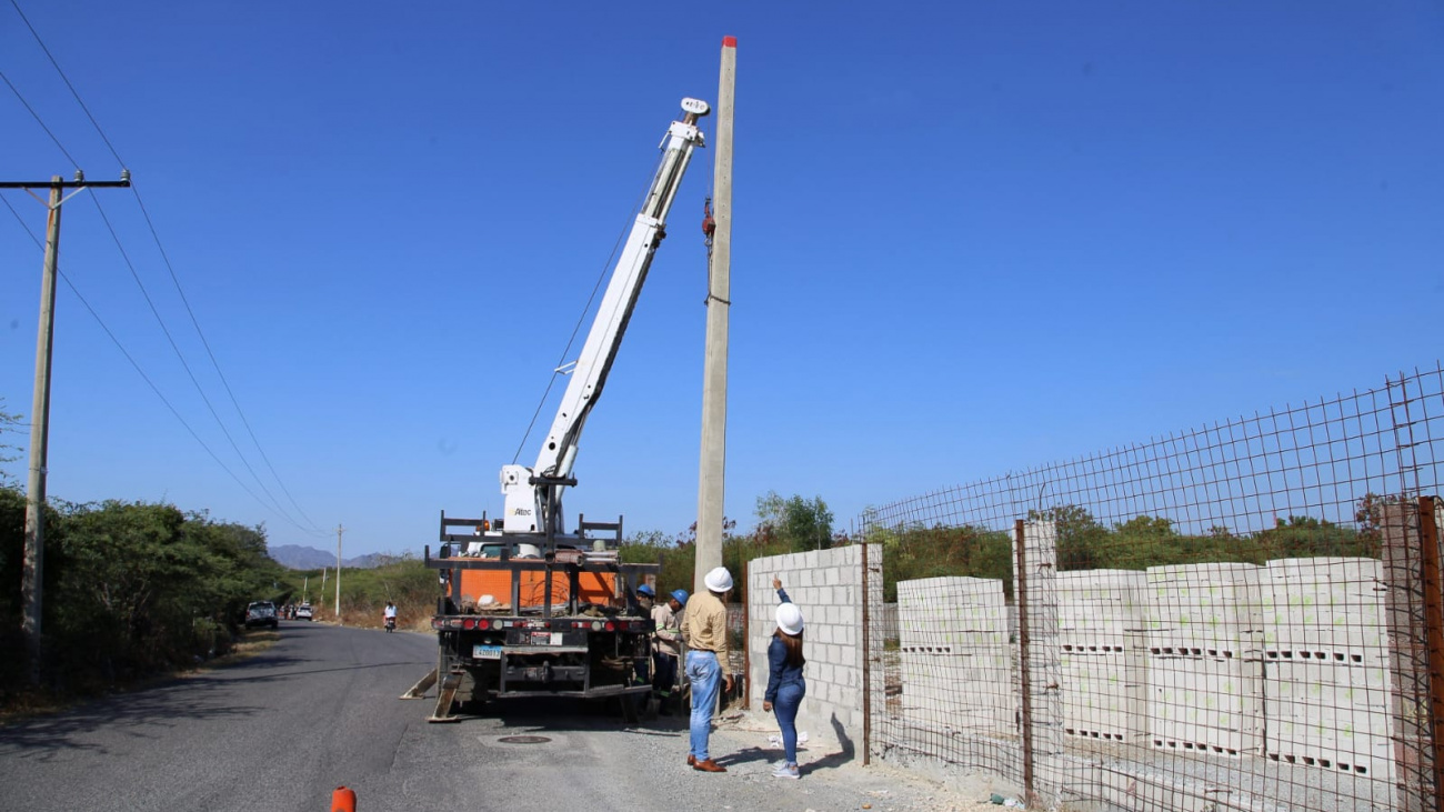 Edesur electrifica entrada de Cañafistol en Baní; trabajos impactarán a 8,000 personas