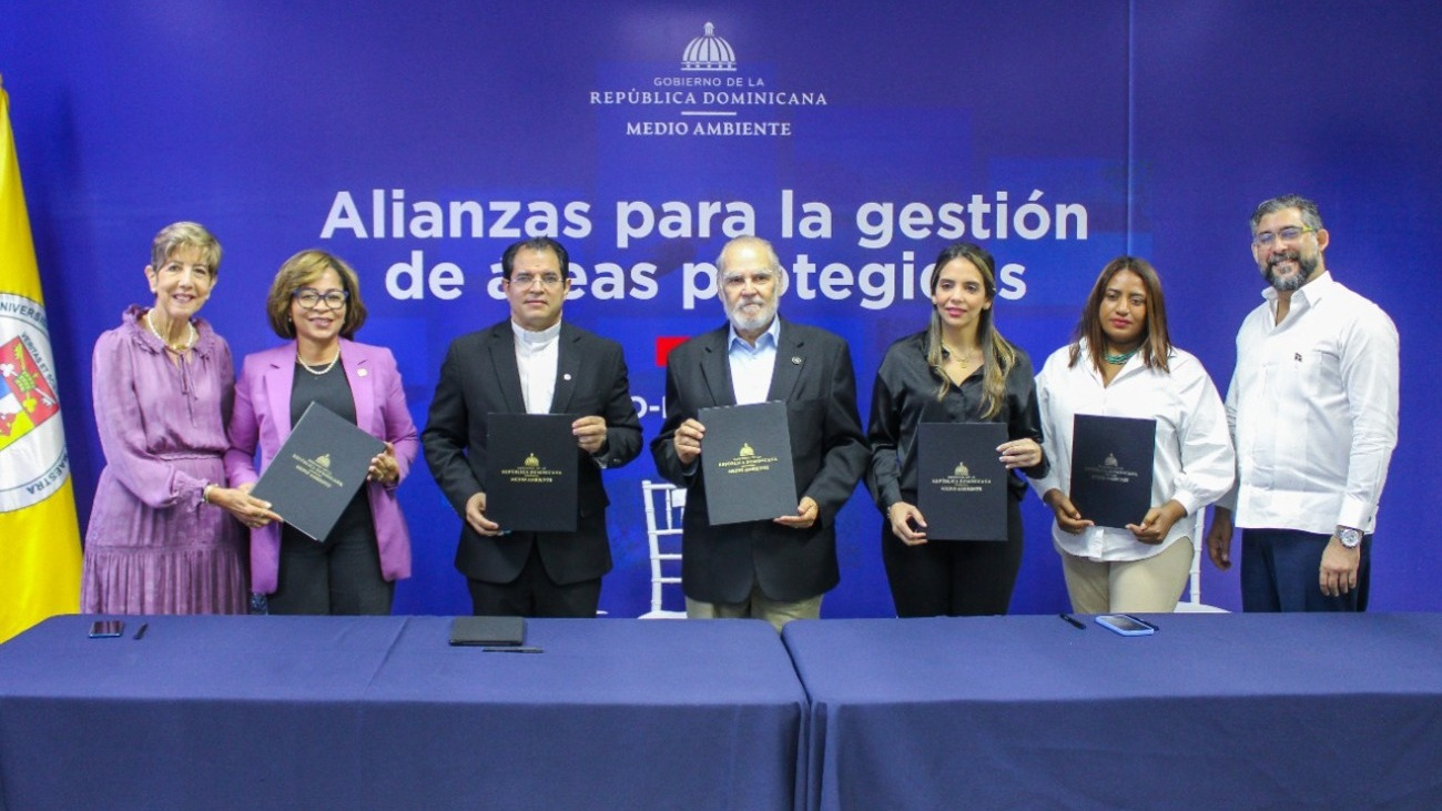 Medio Ambiente firma acuerdo de comanejo para la gestión del Refugio de Vida Silvestre Bahía de Luperón