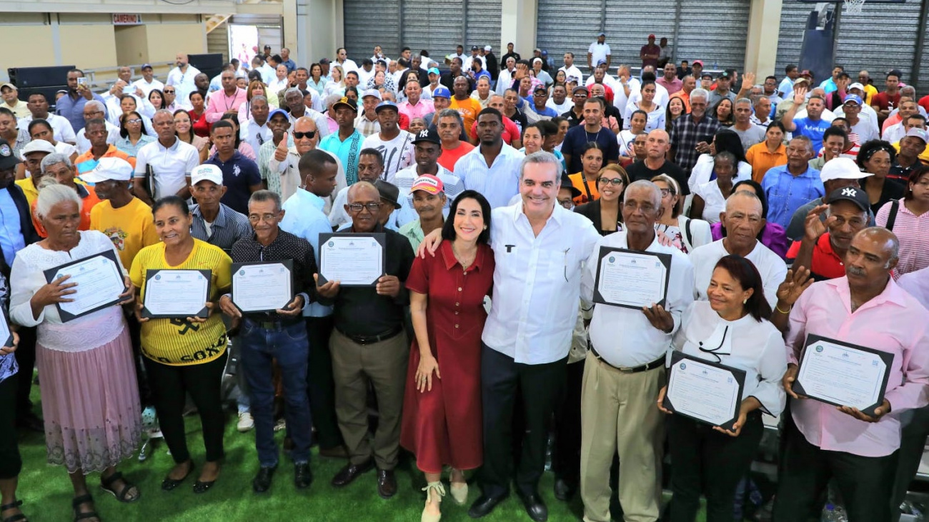 Presidente Abinader entrega 719 títulos de propiedad en Azua