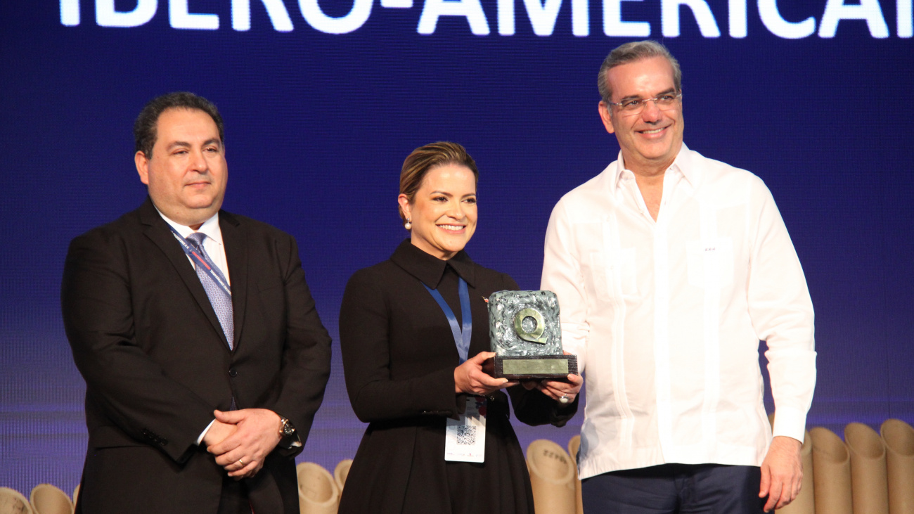 Presidente Luis Abinader entrega Premio Iberoamericano de la Calidad en la categoría Oro a tres instituciones públicas dominicanas