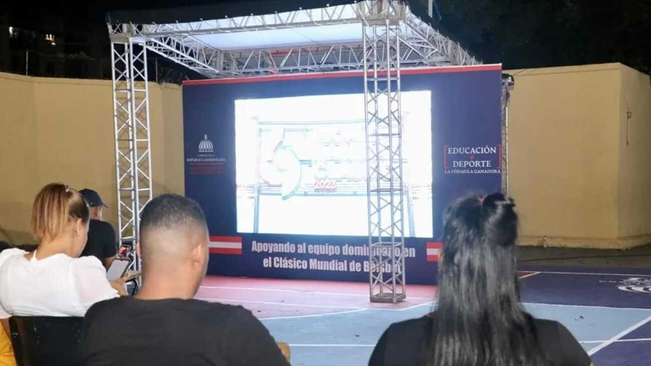 Ciudadanos disfrutan transmisión del Clásico Mundial de Béisbol en centros educativos dispuestos por el INEFI 