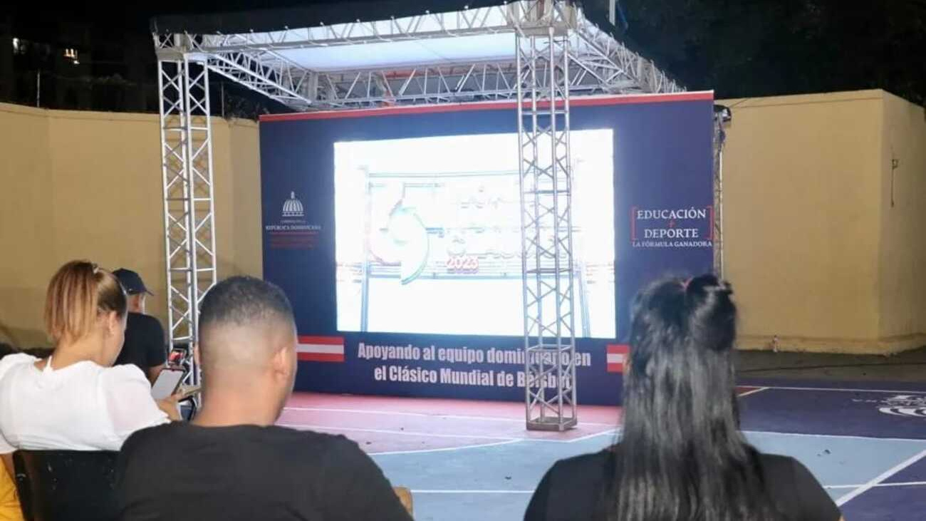 Ciudadanos disfrutan transmisión del Clásico Mundial de Béisbol en centros educativos dispuestos por el INEFI