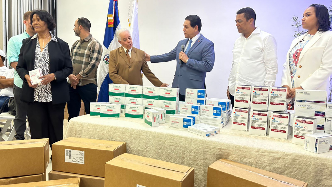 Caja De Cartón Abierta Con Medicamentos Y Medicamentos Para El