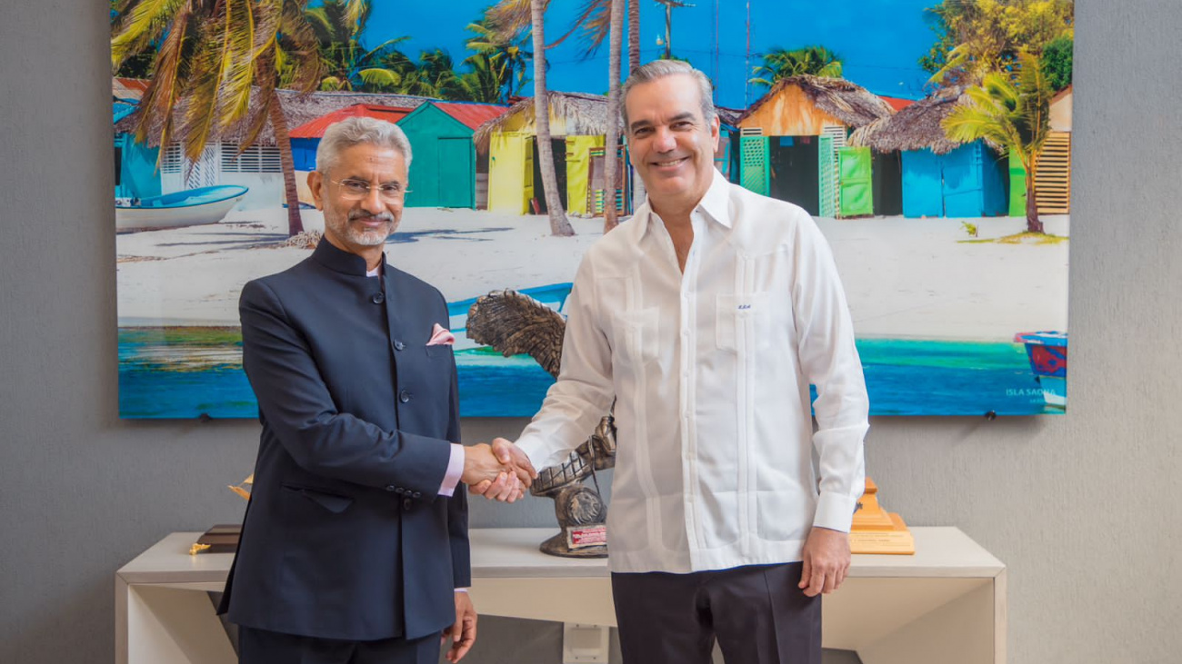 Presidente Abinader junto al canciller de la India