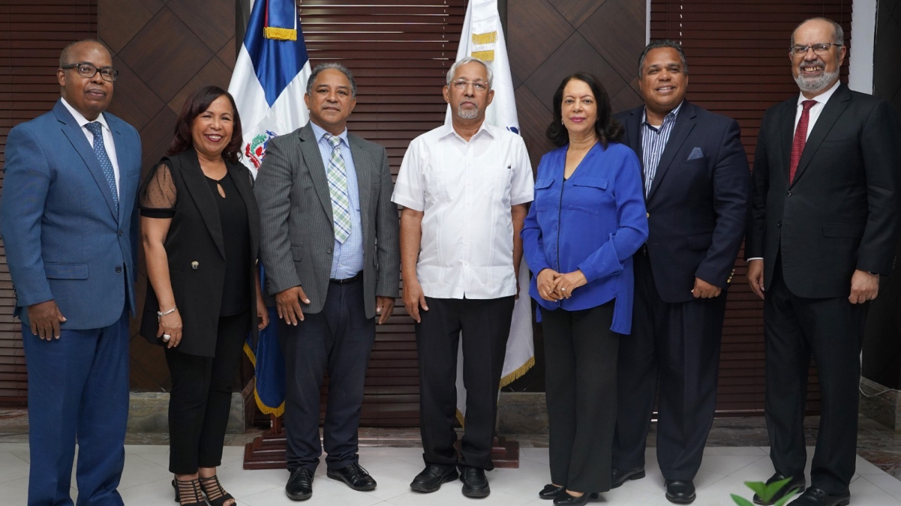 Ministro junto a periodistas galardonado