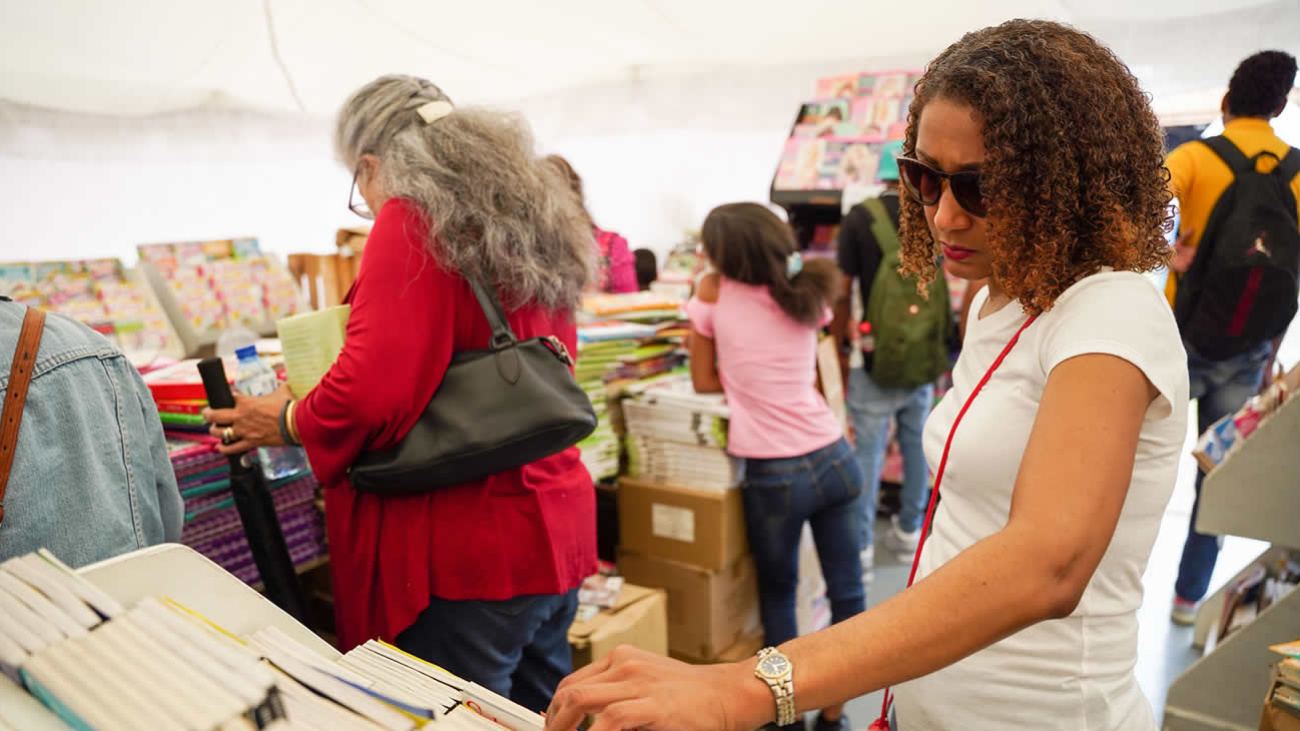 Visitantes feria del libro