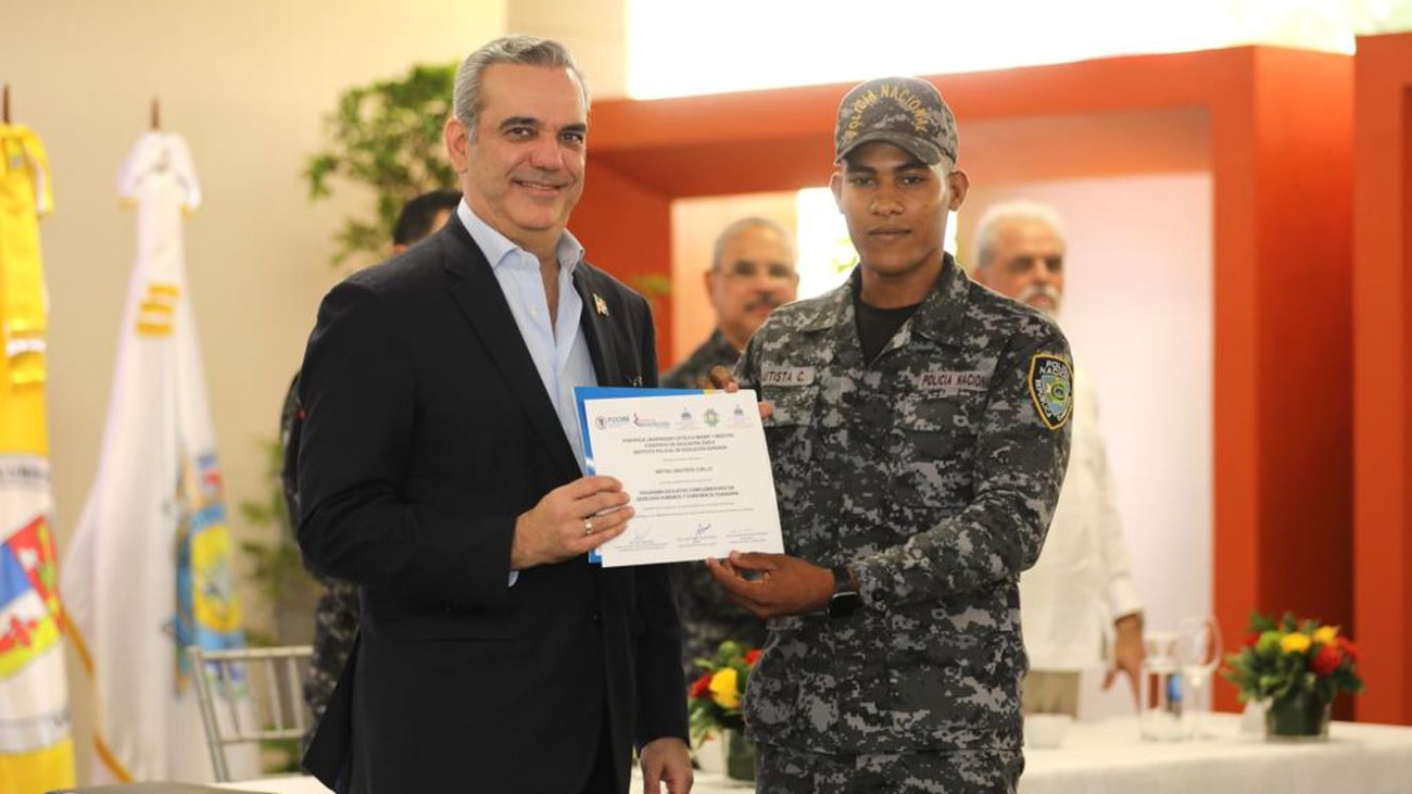 La Policía Nacional entrega una placa al presidente de Asima