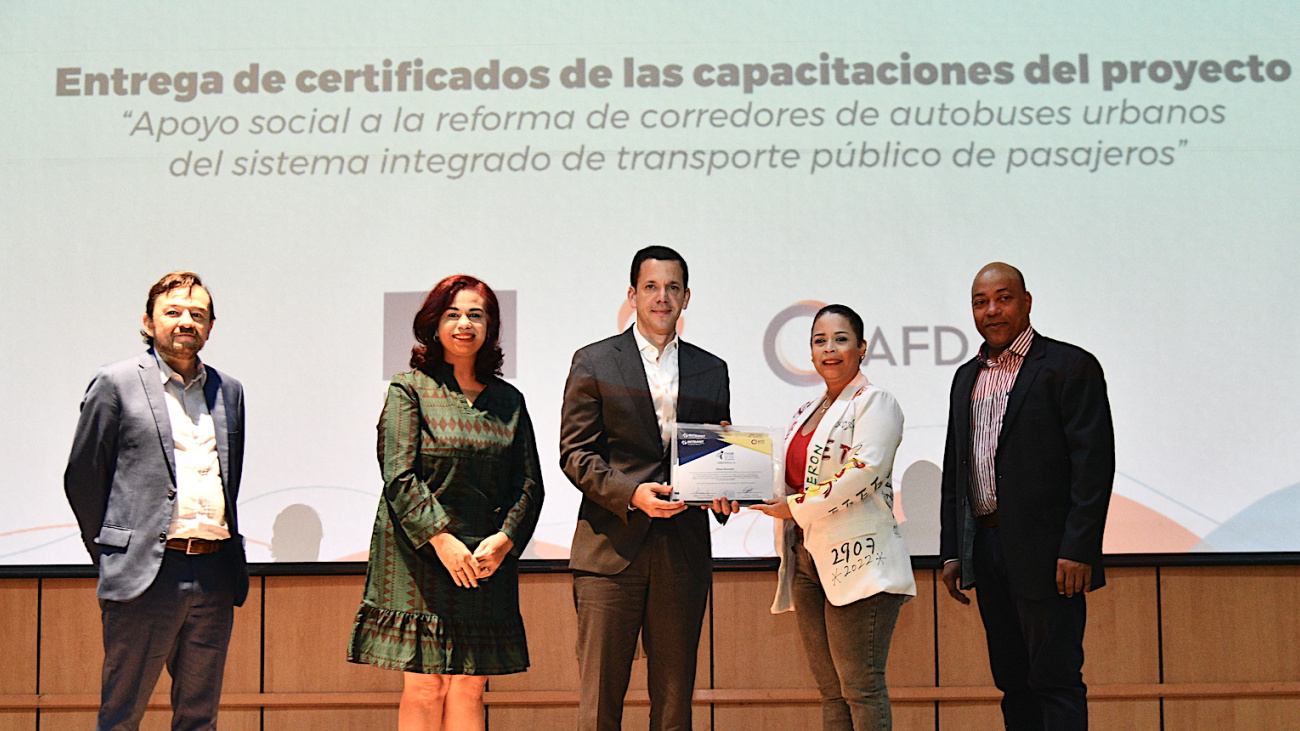 Director de Intrant entrega certificados de capacitación a colaboradores corredores de transporte
