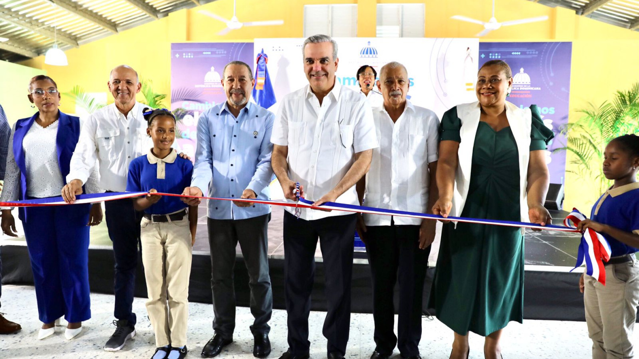 Presidente Abinader inaugura escuela básica en Sabana Perdida; beneficiará a 800 alumnos