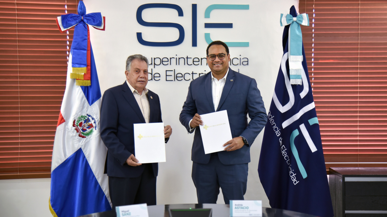 Superintendencia de Electricidad y Cruz Roja firman acuerdo de colaboración, beneficiará afectados explosión de San Cristóbal