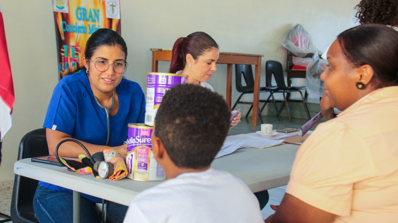 Inabie asiste a estudiantes diagnosticados con desnutrición con entrega de suplementos alimenticios