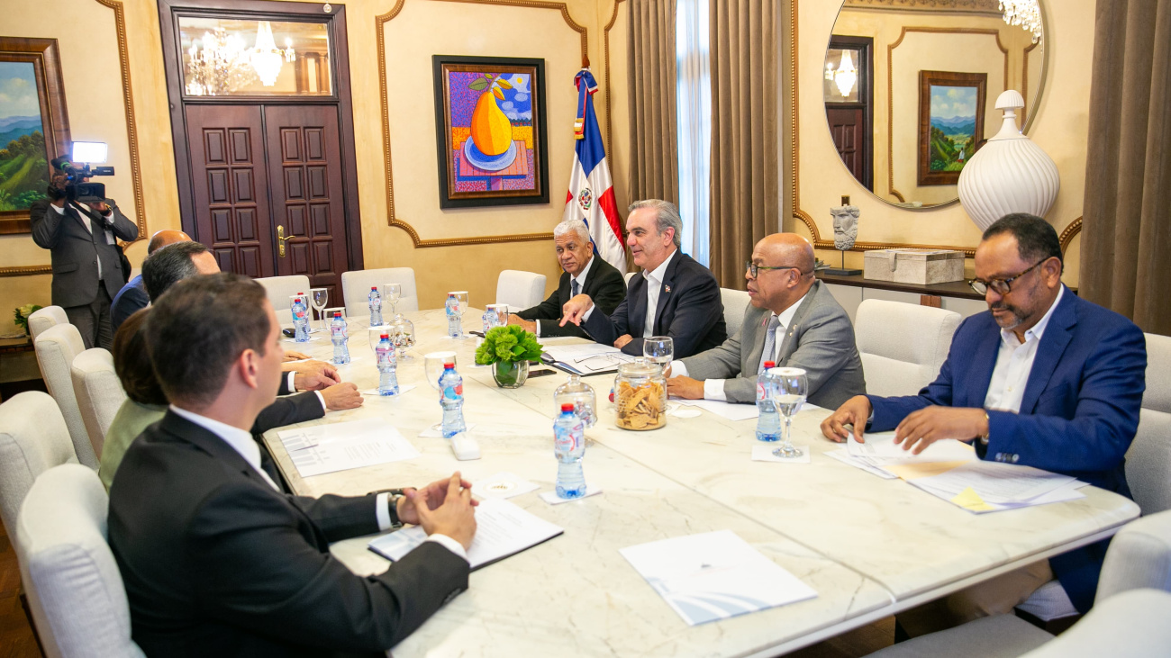 Presidente Abinader reunido en Palacio