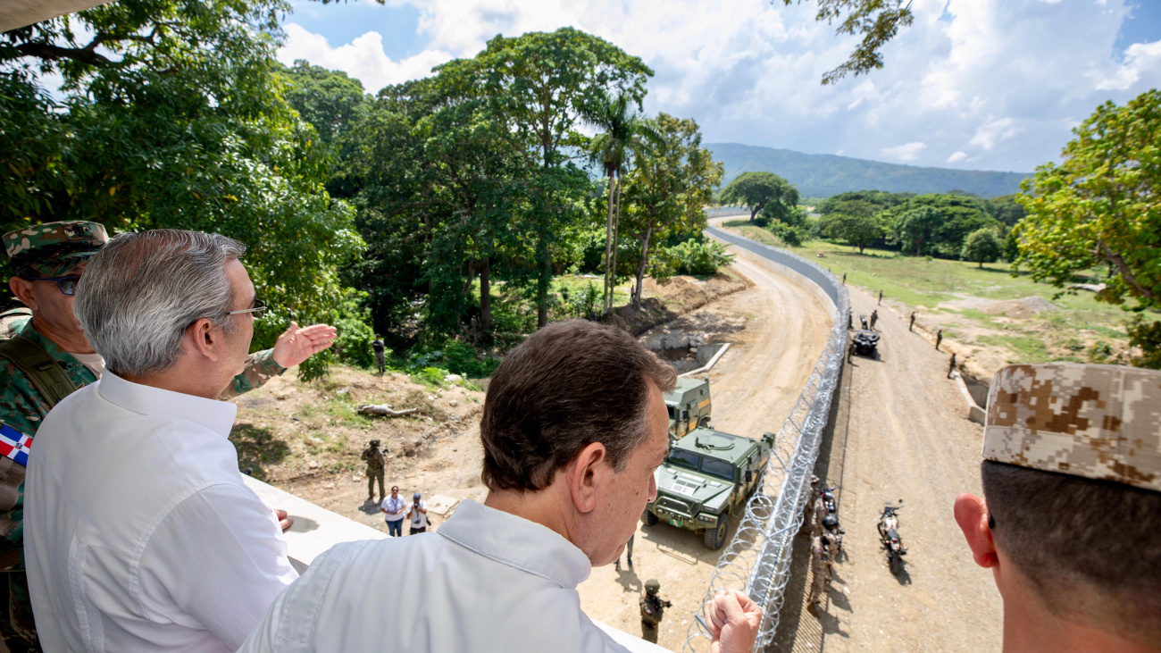 Presidente Abinader inaugura primer tramo de la verja perimetral inteligente en Elías Piña que comienza a cambiar la frontera