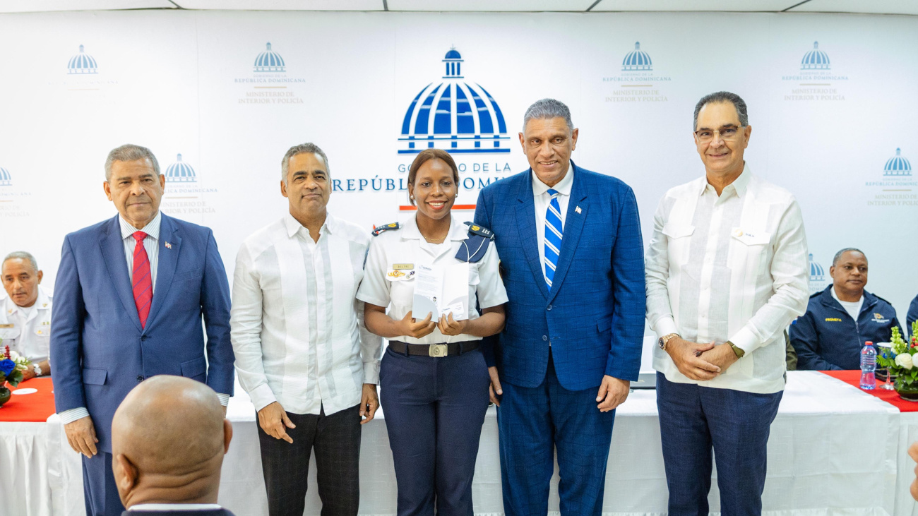 Entrega de seguro SeNaSa al cuerpo de bomberos