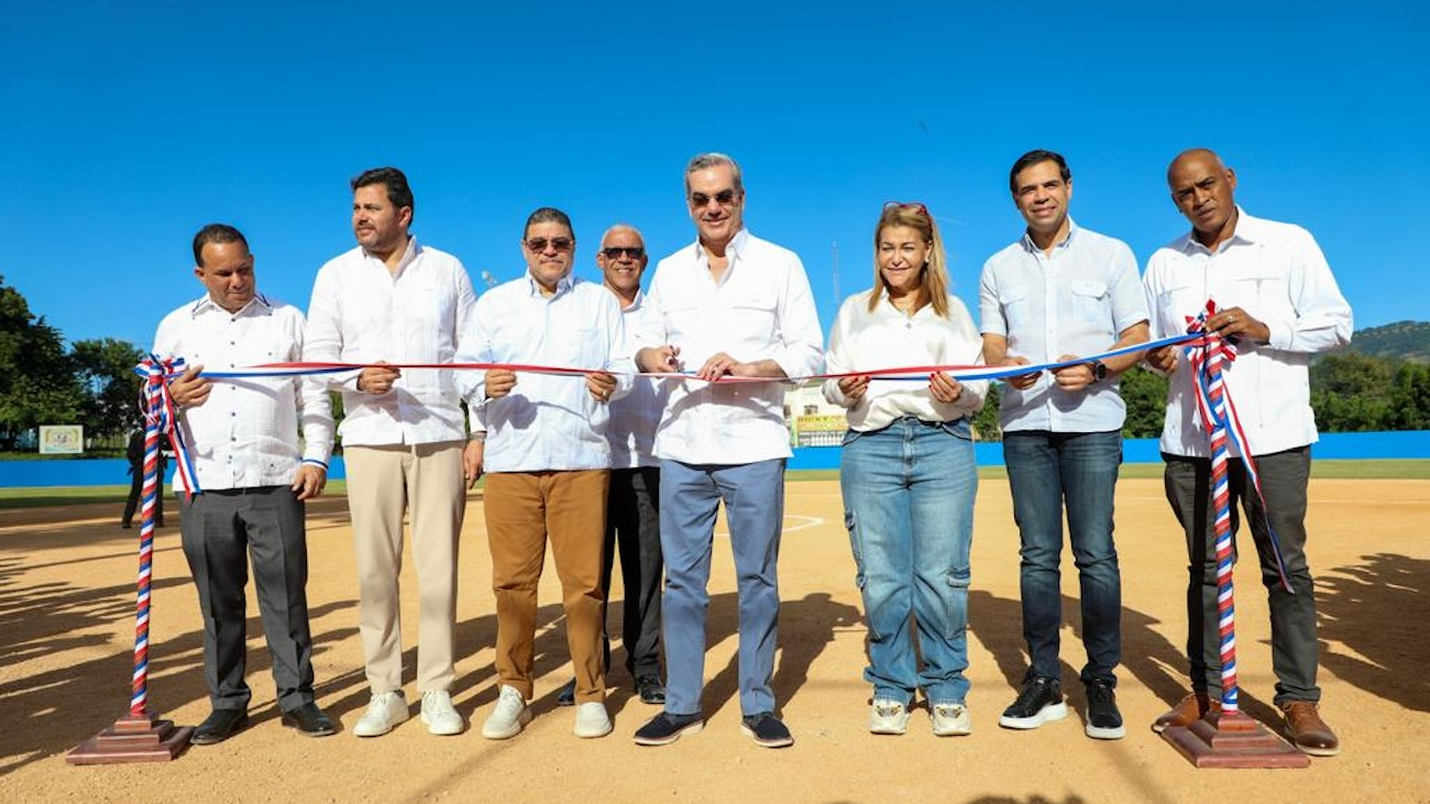 Presidente Luis Abinader entrega el estadio de softbol del Complejo Deportivo y el Polideportivo