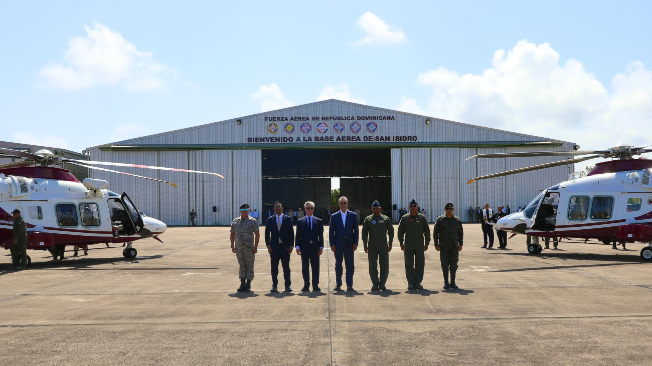 Presidebte Abinader recibe dos helicopteros para la FARD