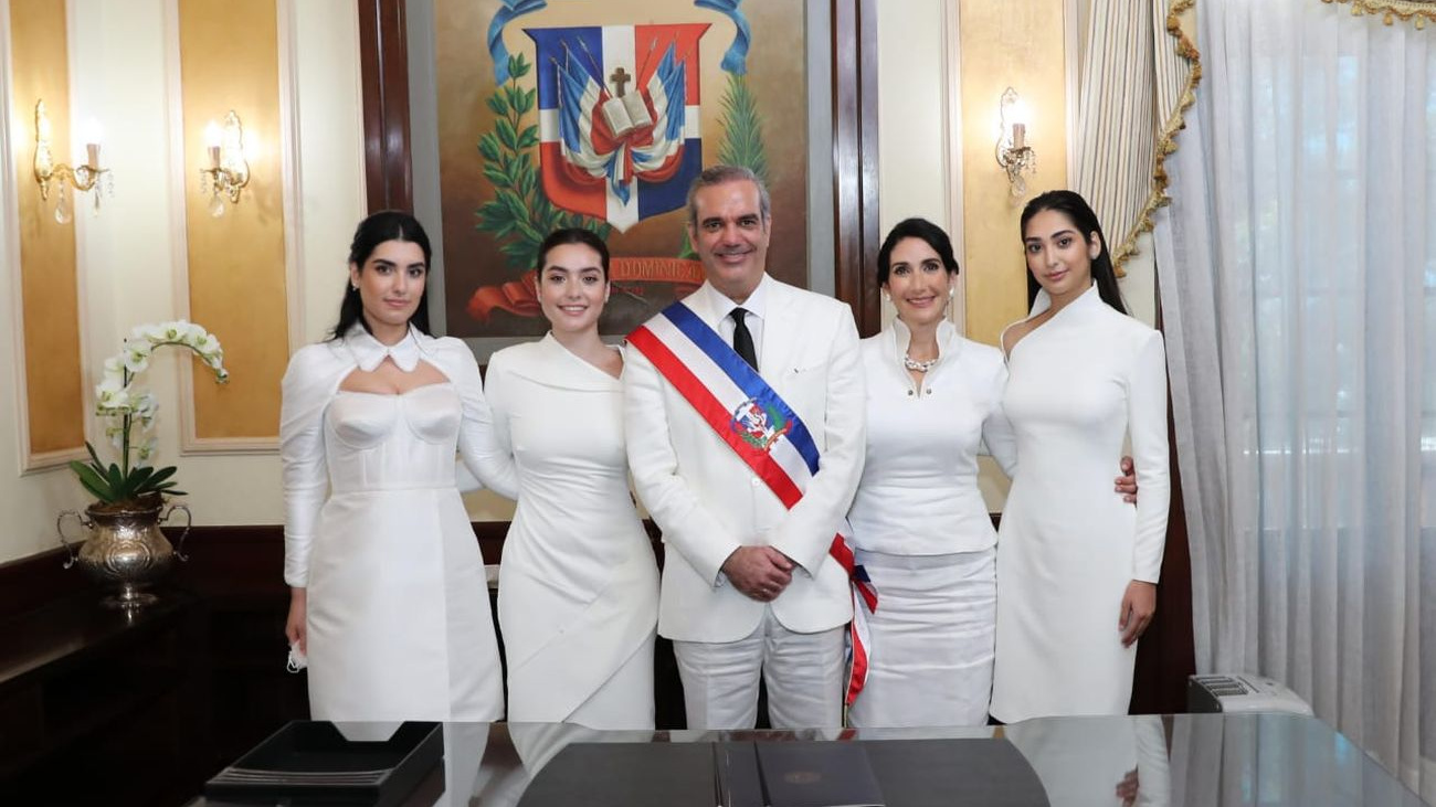 Presidente Abinader junto a su familia